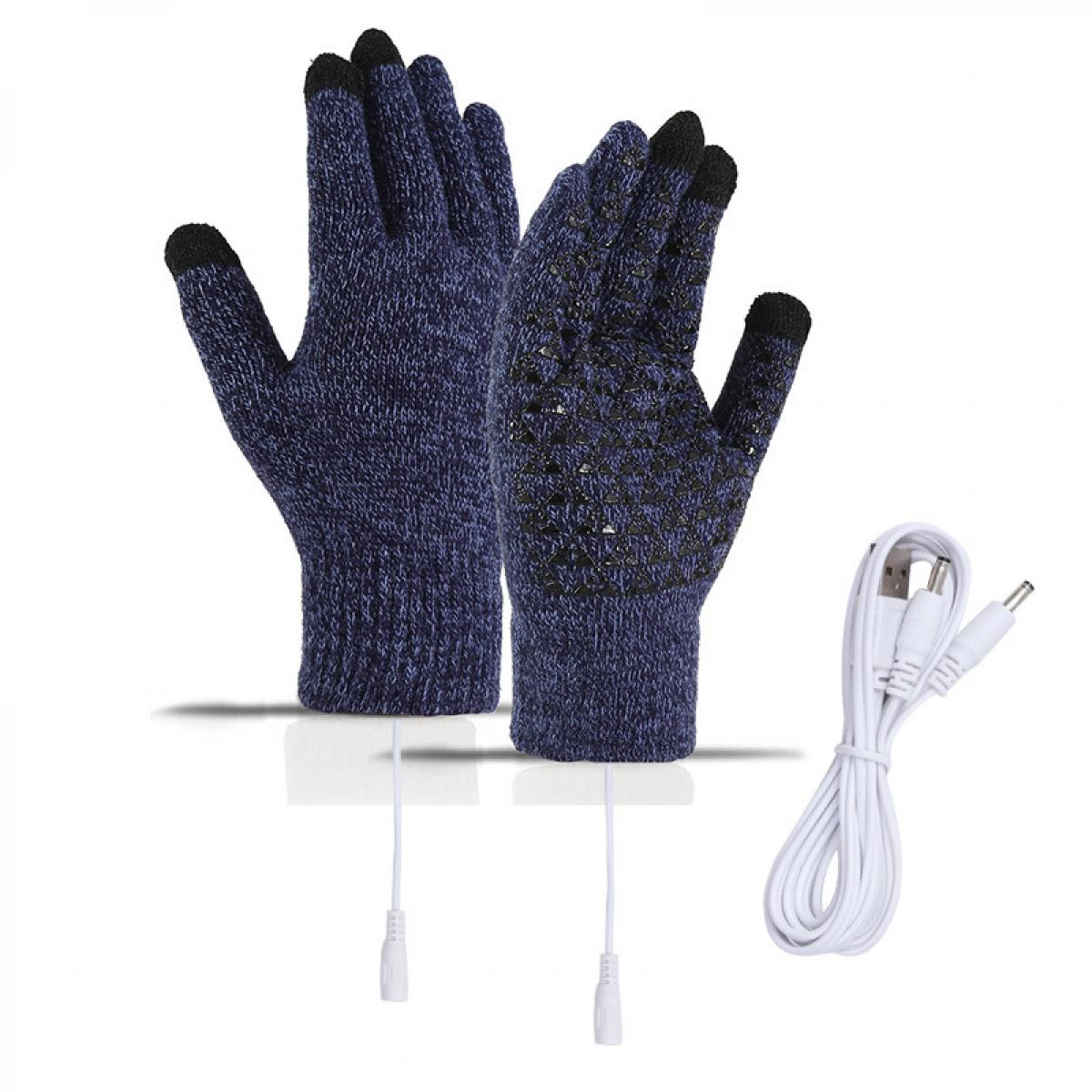 Zwei blaue Strickhandschuhe mit schwarzen Fingerspitzen und ein USB-Ladekabel auf weißem Hintergrund.