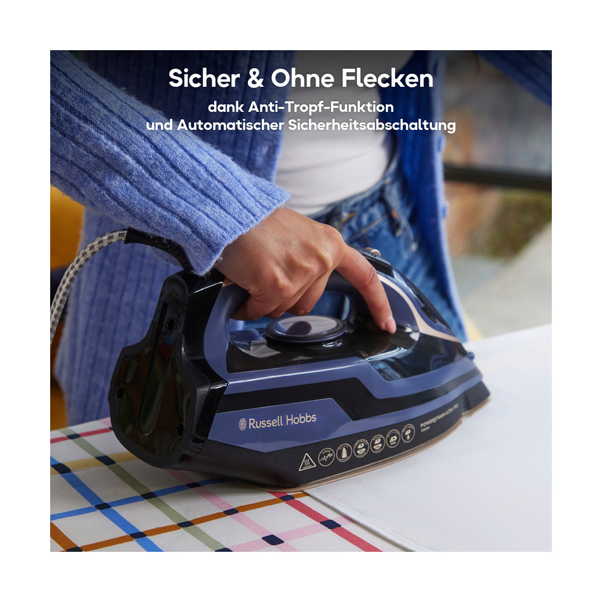 Eine Person hält ein blaues und schwarzes Bügeleisen. Das Bügeleisen befindet sich auf einem Bügelbrett. Der Text oben lautet 'Sicher & ohne Flecken'.