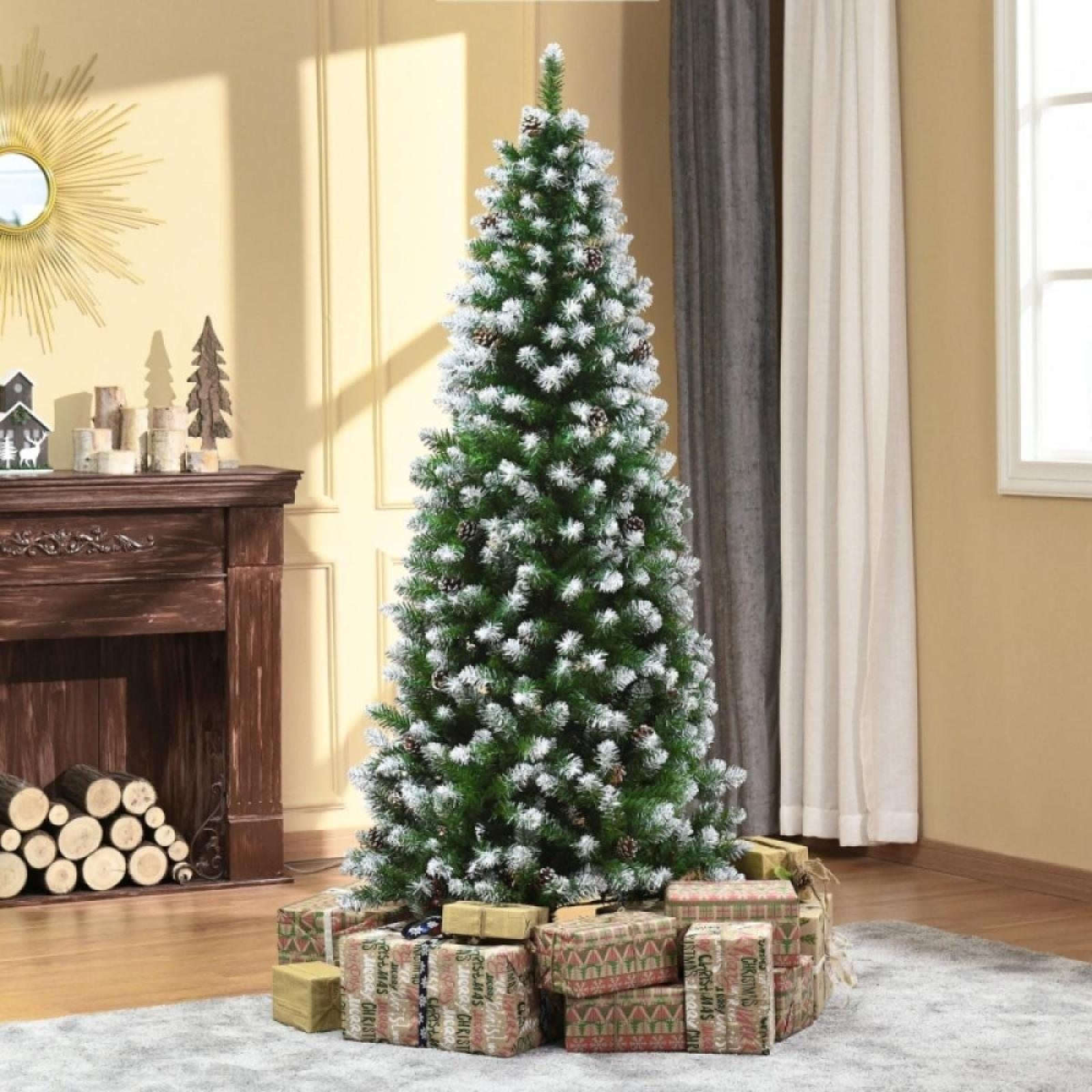 Ein geschmückter Weihnachtsbaum mit Geschenken. Kamin und Fenster im Hintergrund.