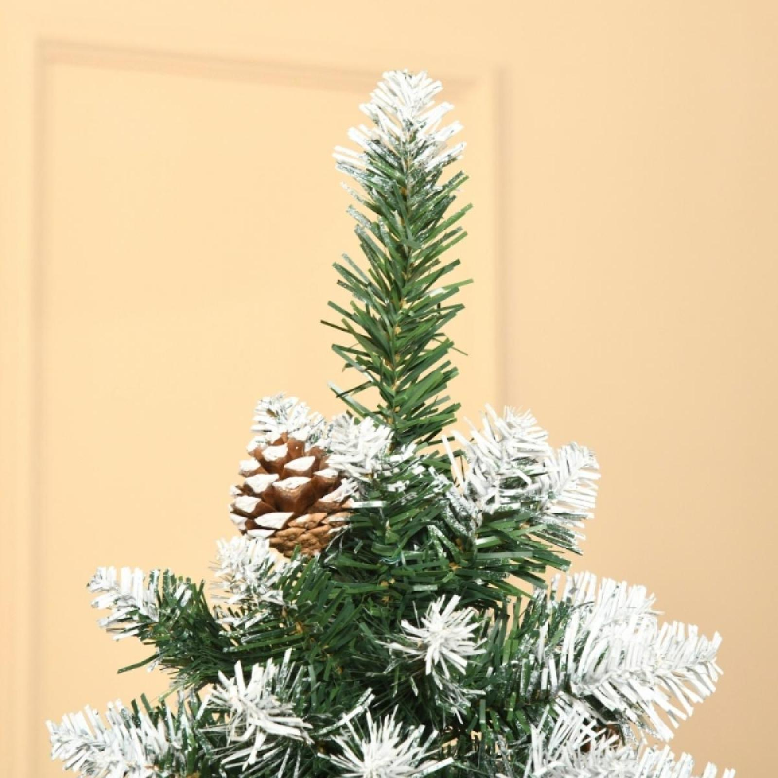 Nahaufnahme eines kleinen Weihnachtsbaums mit grünen Nadeln, bedeckt mit weißem Schnee und einem Tannenzapfen.