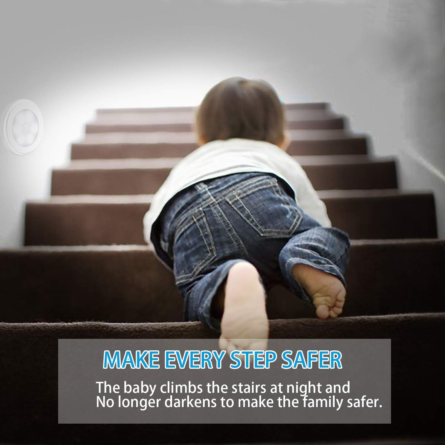 Ein Baby klettert eine Treppe hinauf, von hinten gesehen. Die Treppe ist braun, und ein Licht ist an der Wand. Der Text lautet 'Machen Sie jeden Schritt sicherer'.