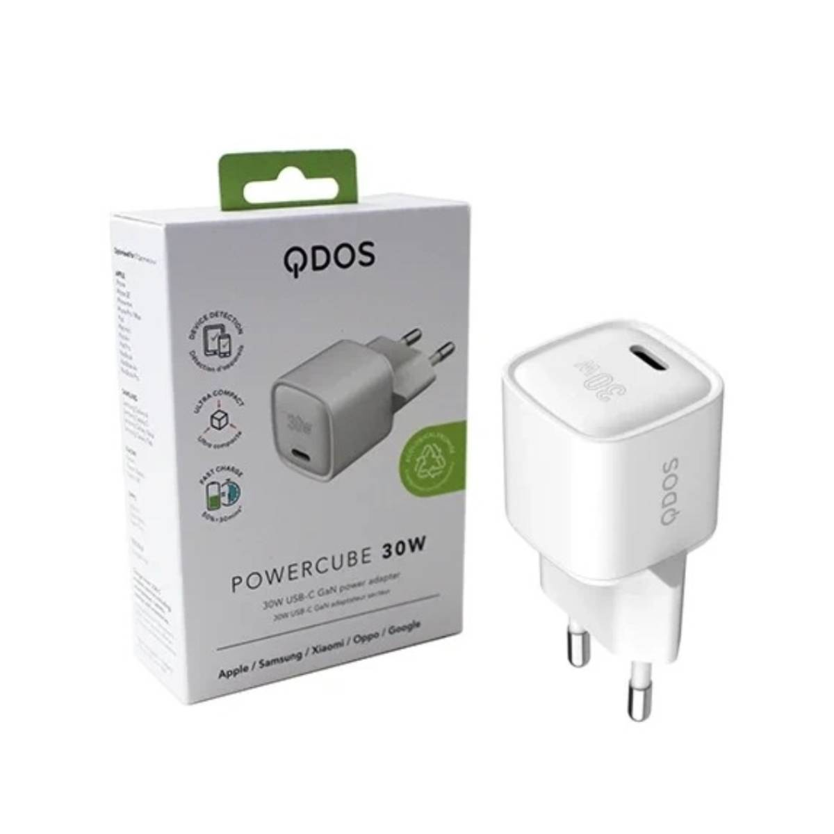 Ein weißes QDOS Powercube 30W Ladegerät und seine Box. Die Box hat den Markennamen und einen grünen Griff oben. Das Ladegerät steht neben der Box.