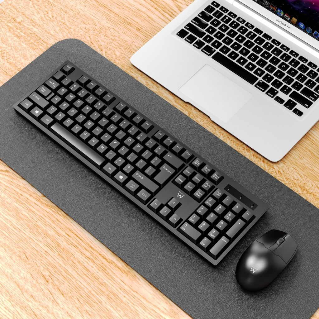Czarna klawiatura, mysz i MacBook Air na szarej macie. Klawiatura i mysz mają białe logo 'W'. Wszystko na drewnianym biurku.