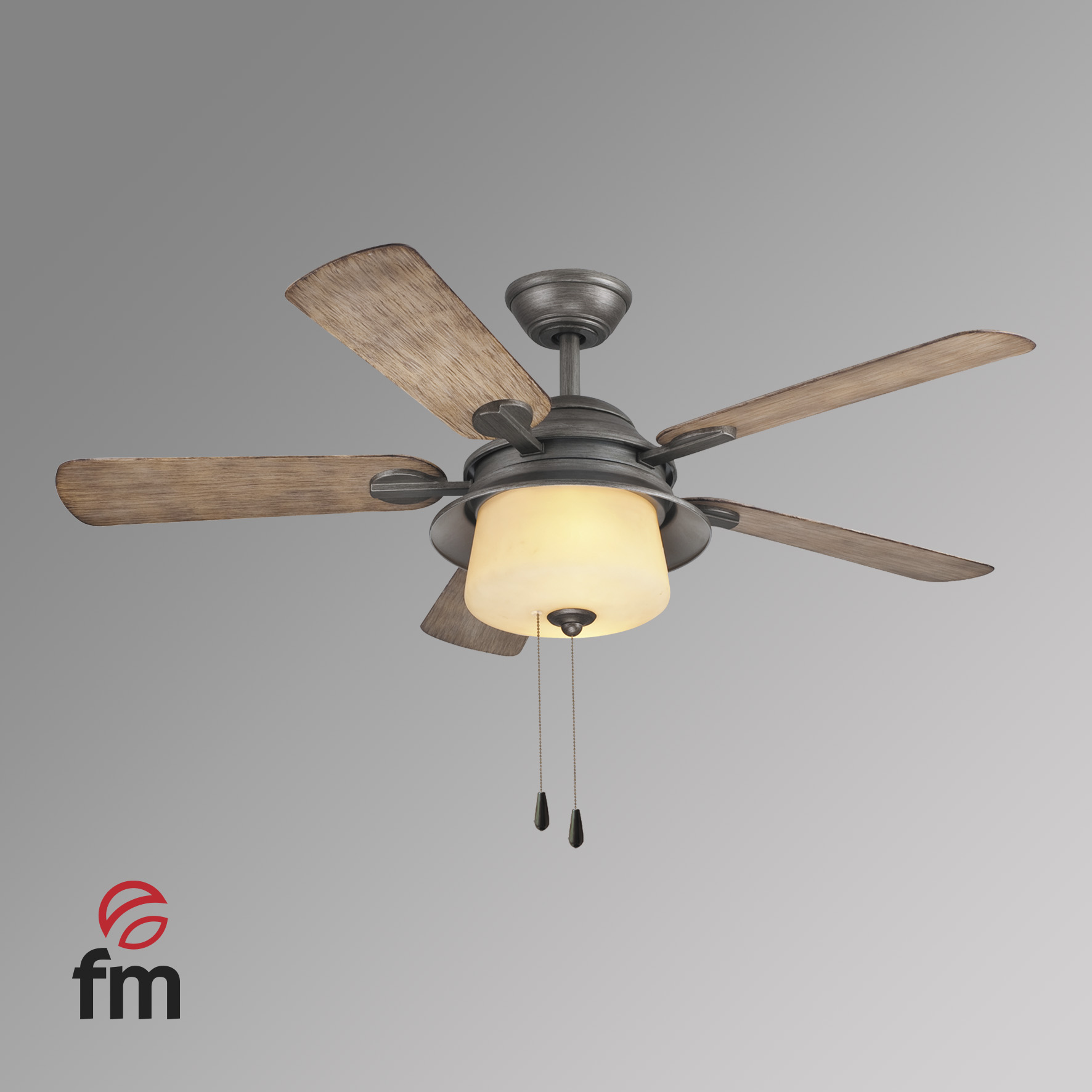 Ventilatore da soffitto con pale in legno e un'illuminazione. Il ventilatore è grigio, le pale sono marroni. Il logo è in basso a sinistra.