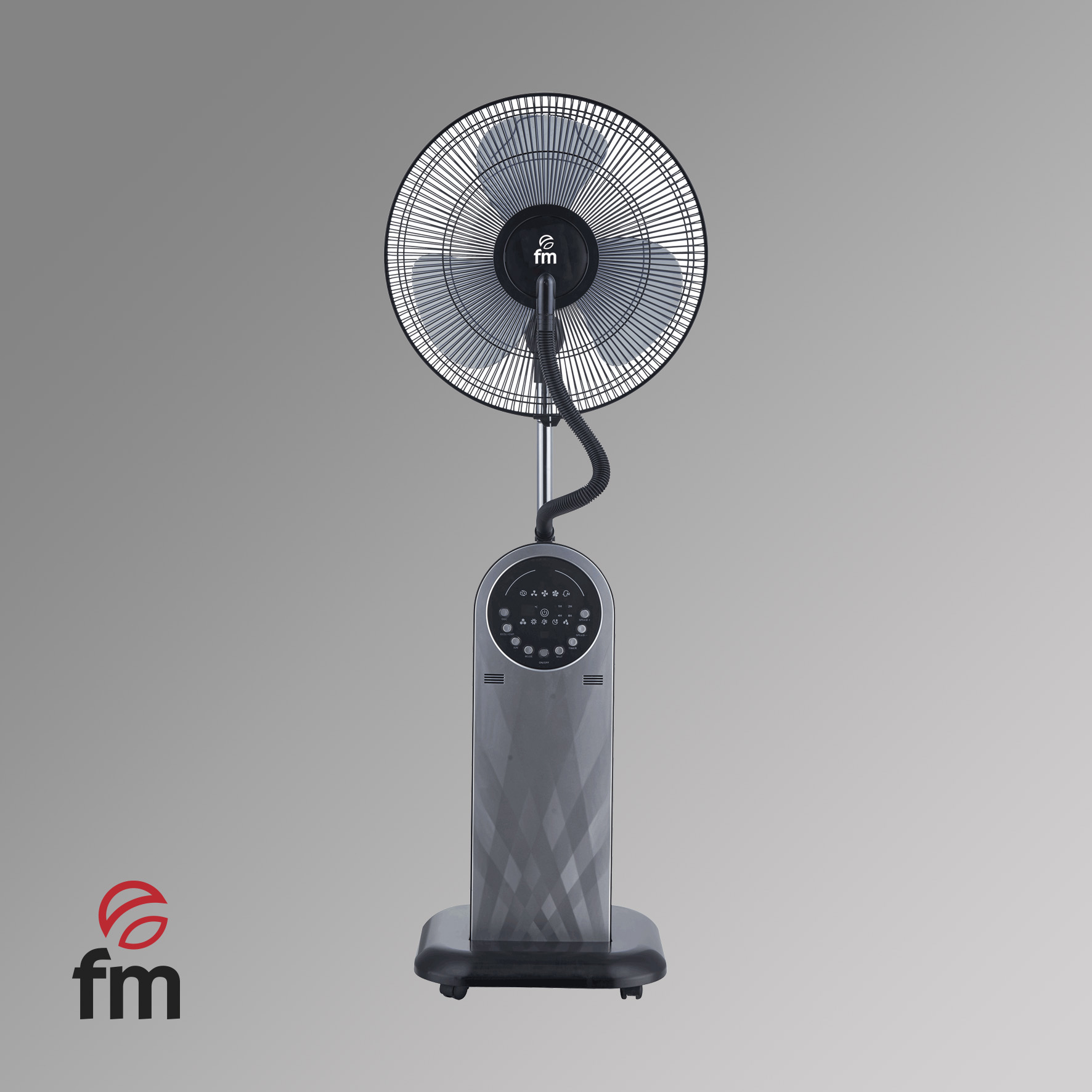 Wentylator stojący w czarno-srebrnym designie. Ma okrągłą głowicę, panel sterowania i podstawę. Tło jest szare.