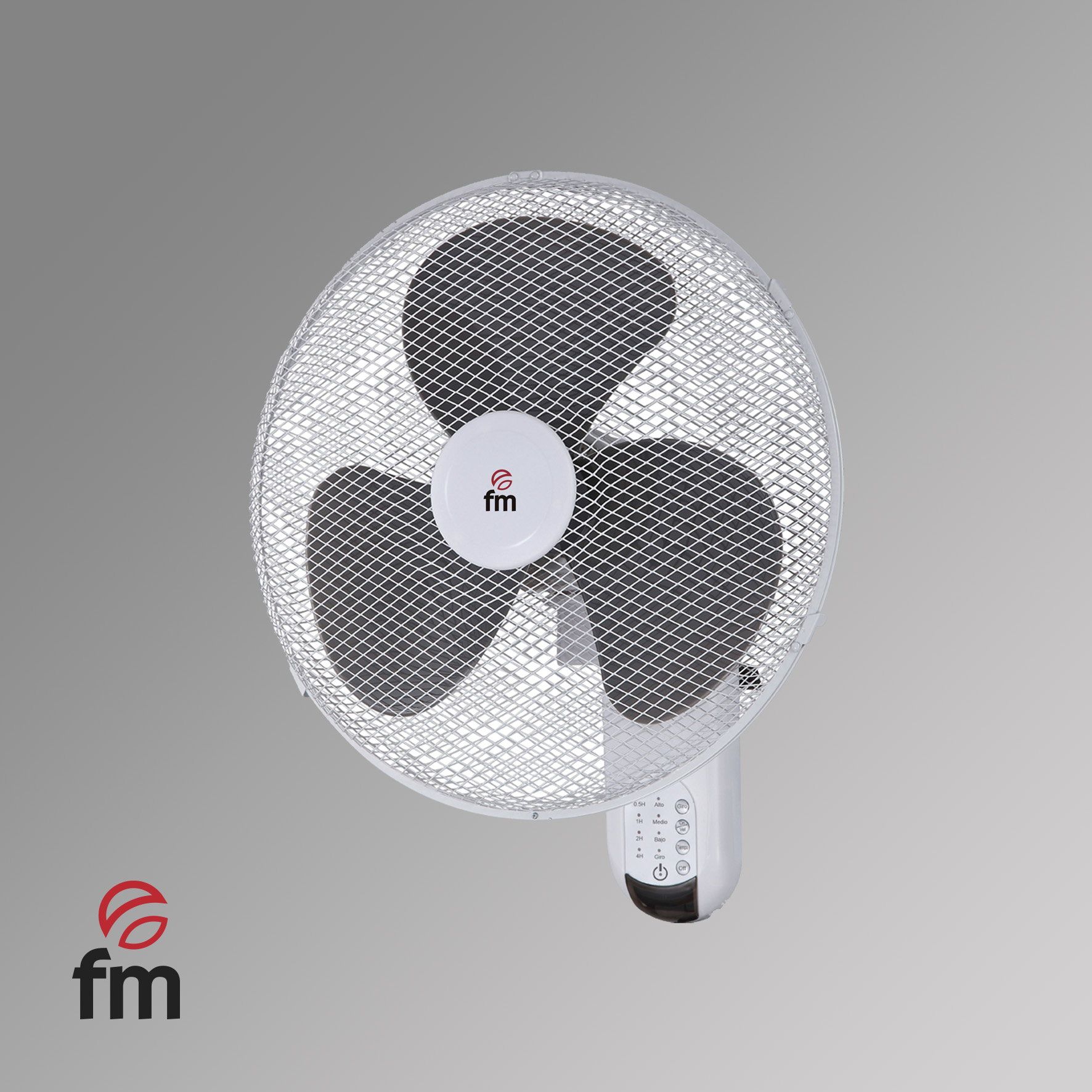 Un ventilador eléctrico blanco con tres aspas cubiertas por una malla metálica. Tiene un panel de control y el logo 'fm'.