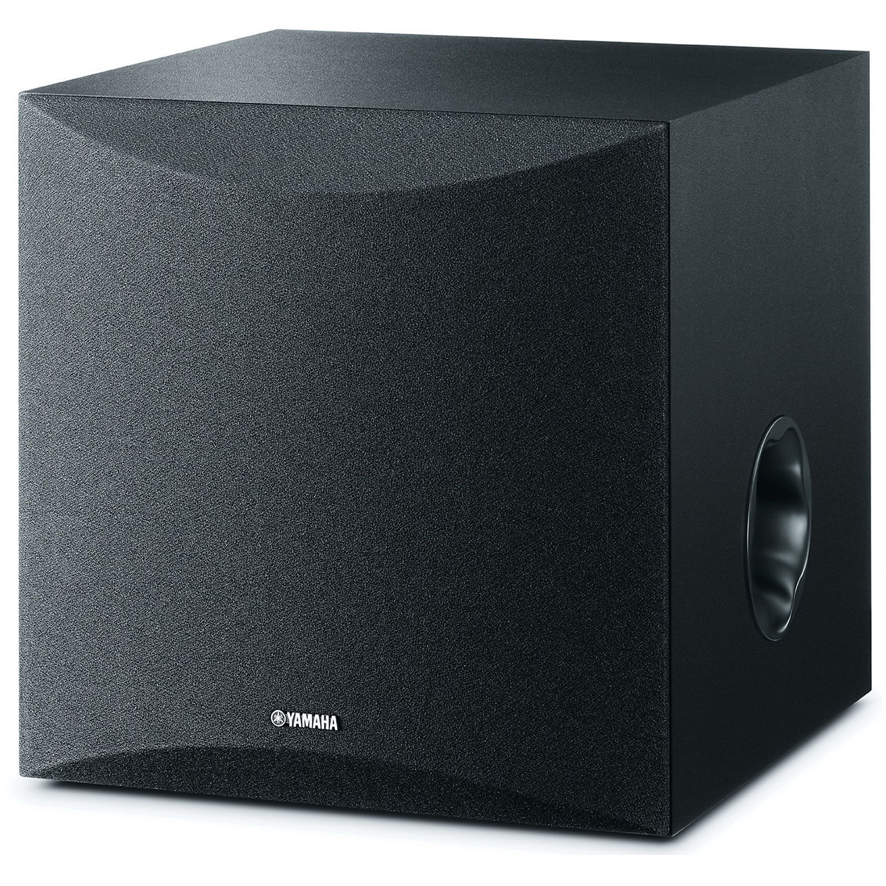 Un subwoofer Yamaha nero. È un cubo con superficie strutturata e porta laterale. Logo Yamaha frontale.