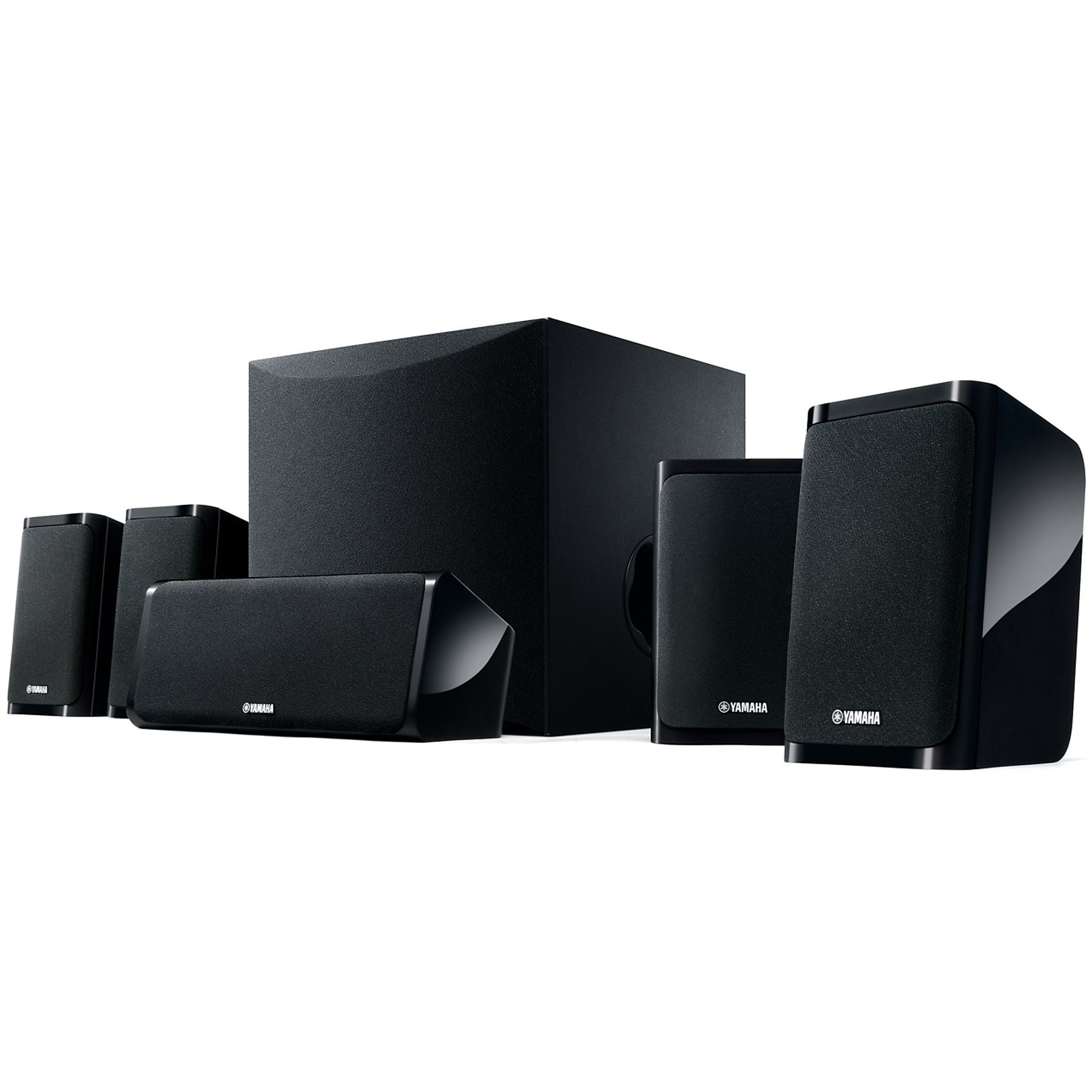 Un sistema di altoparlanti home theater Yamaha. Il set include un subwoofer e cinque altoparlanti satellite, tutti neri e su sfondo bianco.