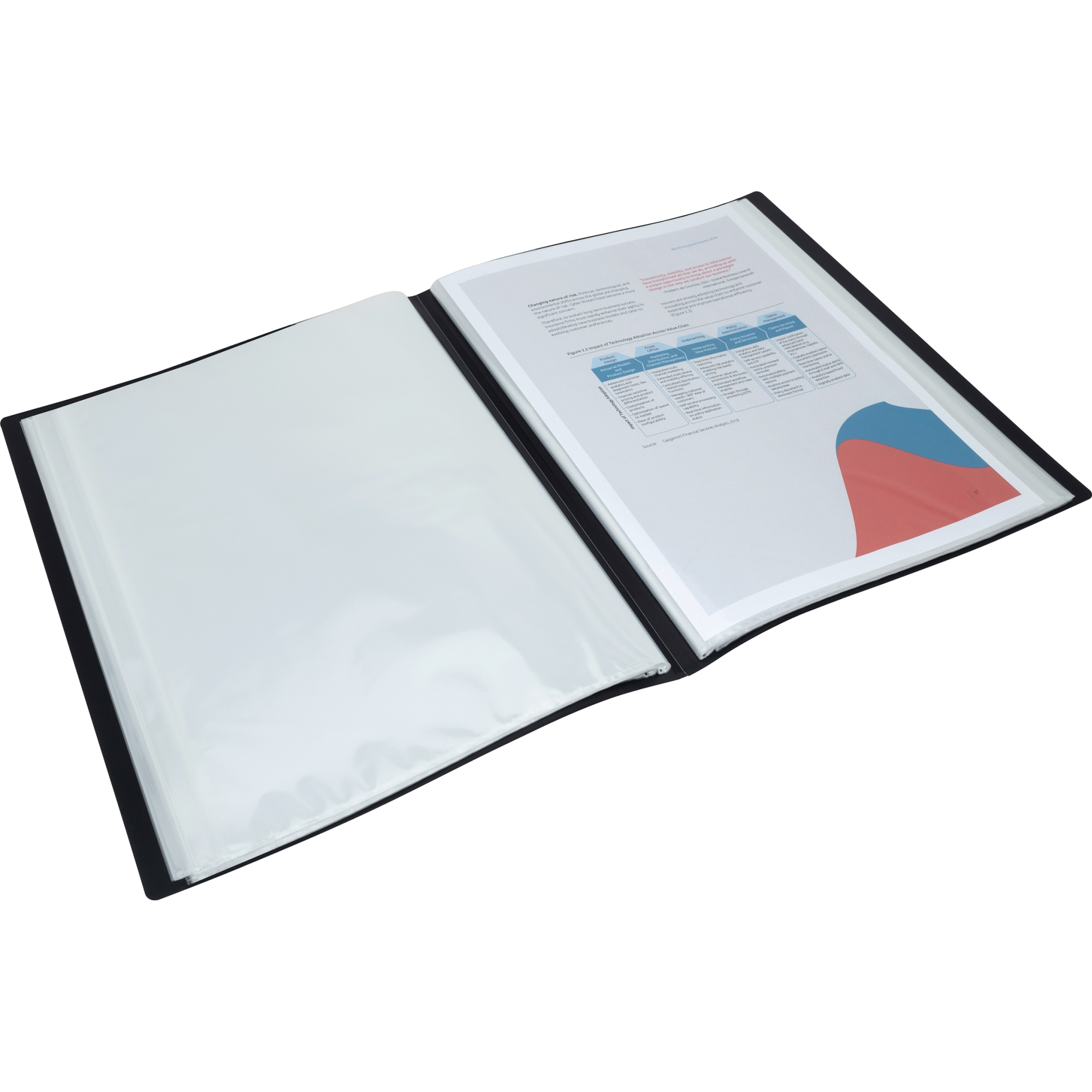 Otwarty czarny segregator z białymi stronami. Jedna strona ma diagram z tekstem. Tło jest białe.