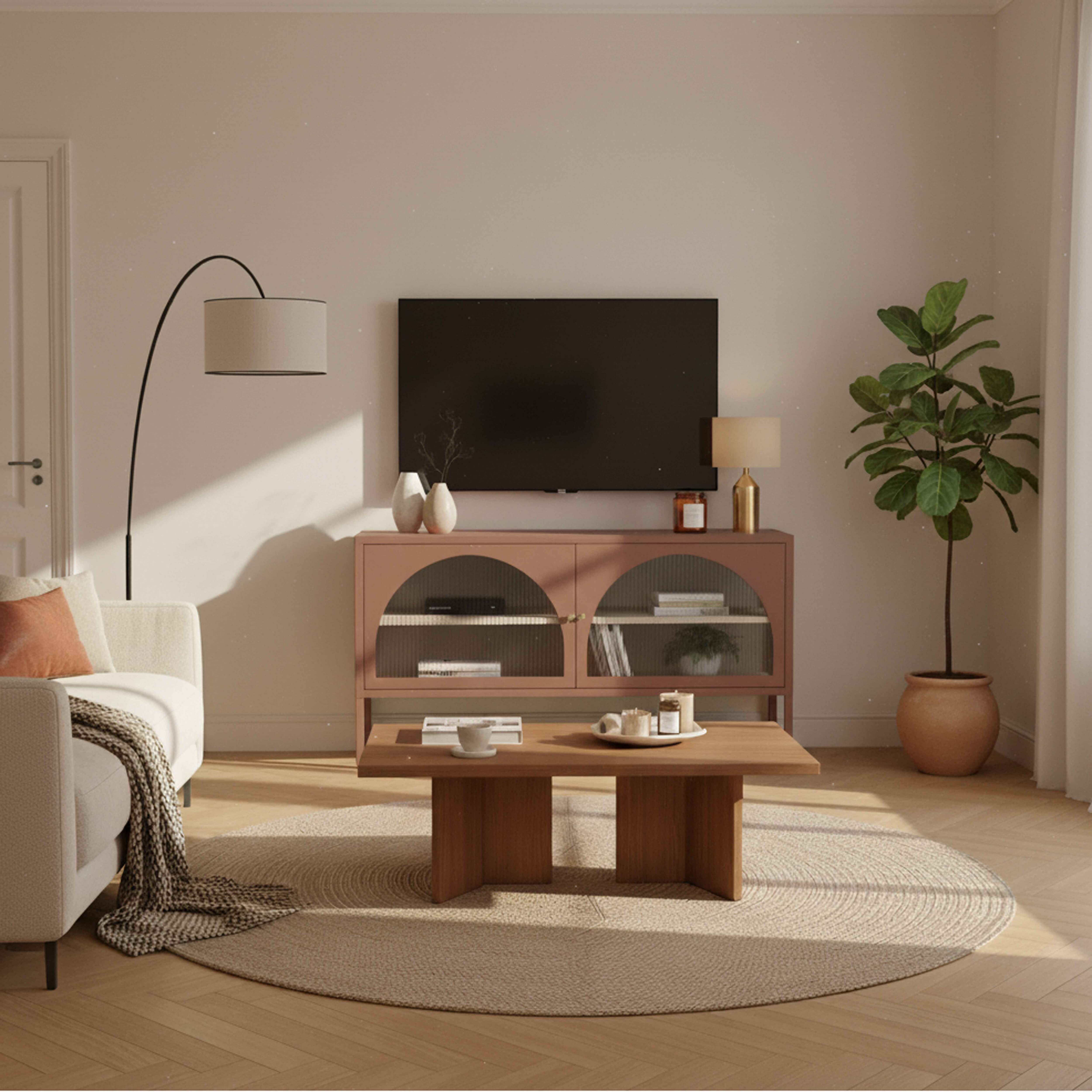 Wohnzimmer mit Fernseher, Sofa und Schrank. Im Hintergrund steht eine große Pflanze. Im Vordergrund ein Holztisch.