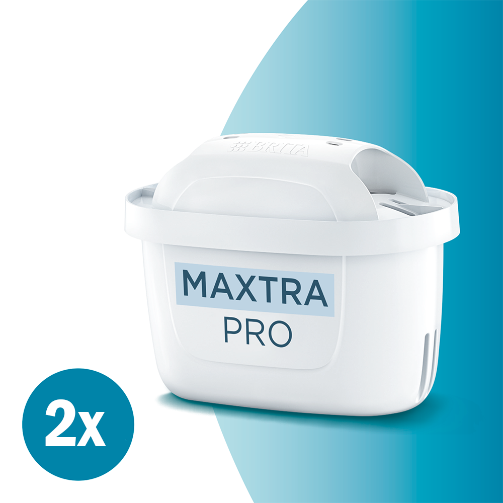 Ein weißer Brita Maxtra Pro Wasserfilter. Ein blauer Kreis mit '2x' links unten. Der Hintergrund ist weiß und blau.