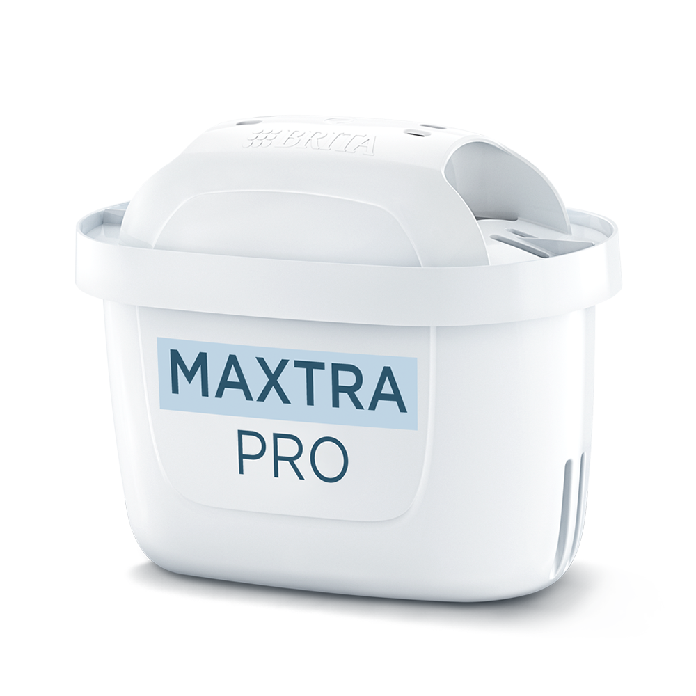 Ein weißer Wasserfilter von Brita, beschriftet mit Maxtra Pro. Er hat eine abgerundete Oberseite mit dem Brita-Logo.