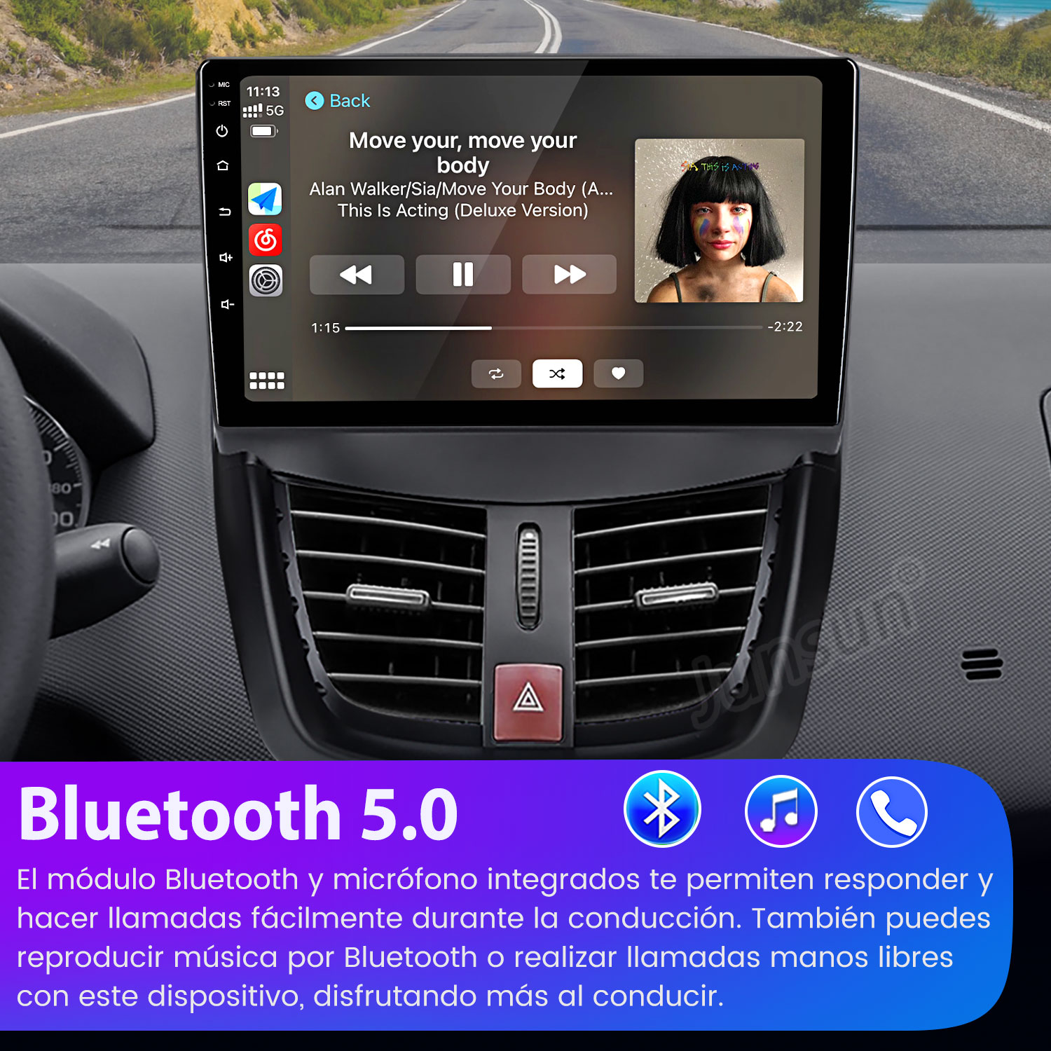 Radio del coche reproduce música con foto de Sia. Información Bluetooth 5.0 abajo. Carretera visible al fondo.