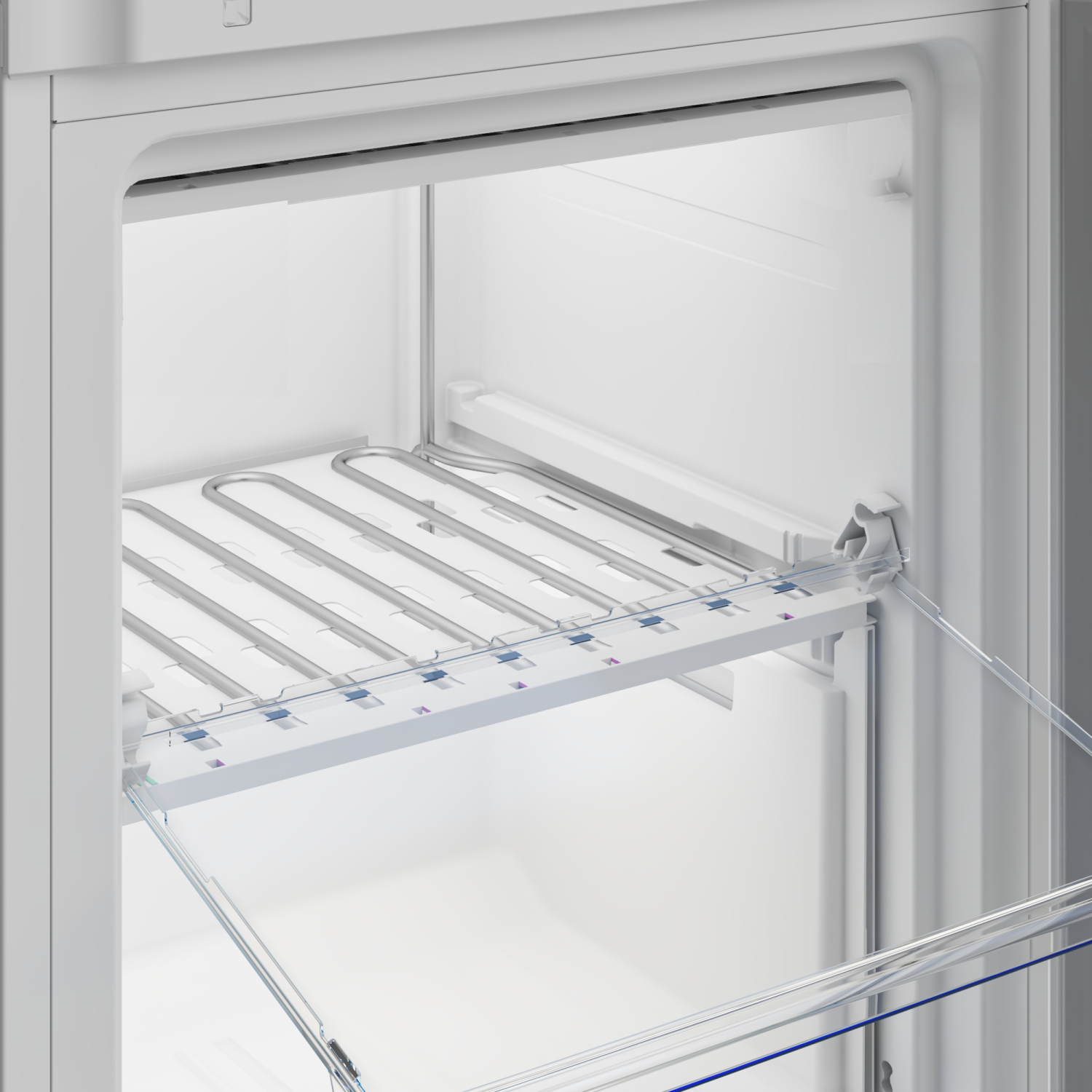 Interno di un frigorifero bianco. Visibili ripiani, tubi metallici ed elementi in vetro. L'interno è ben illuminato, con un'estetica pulita.