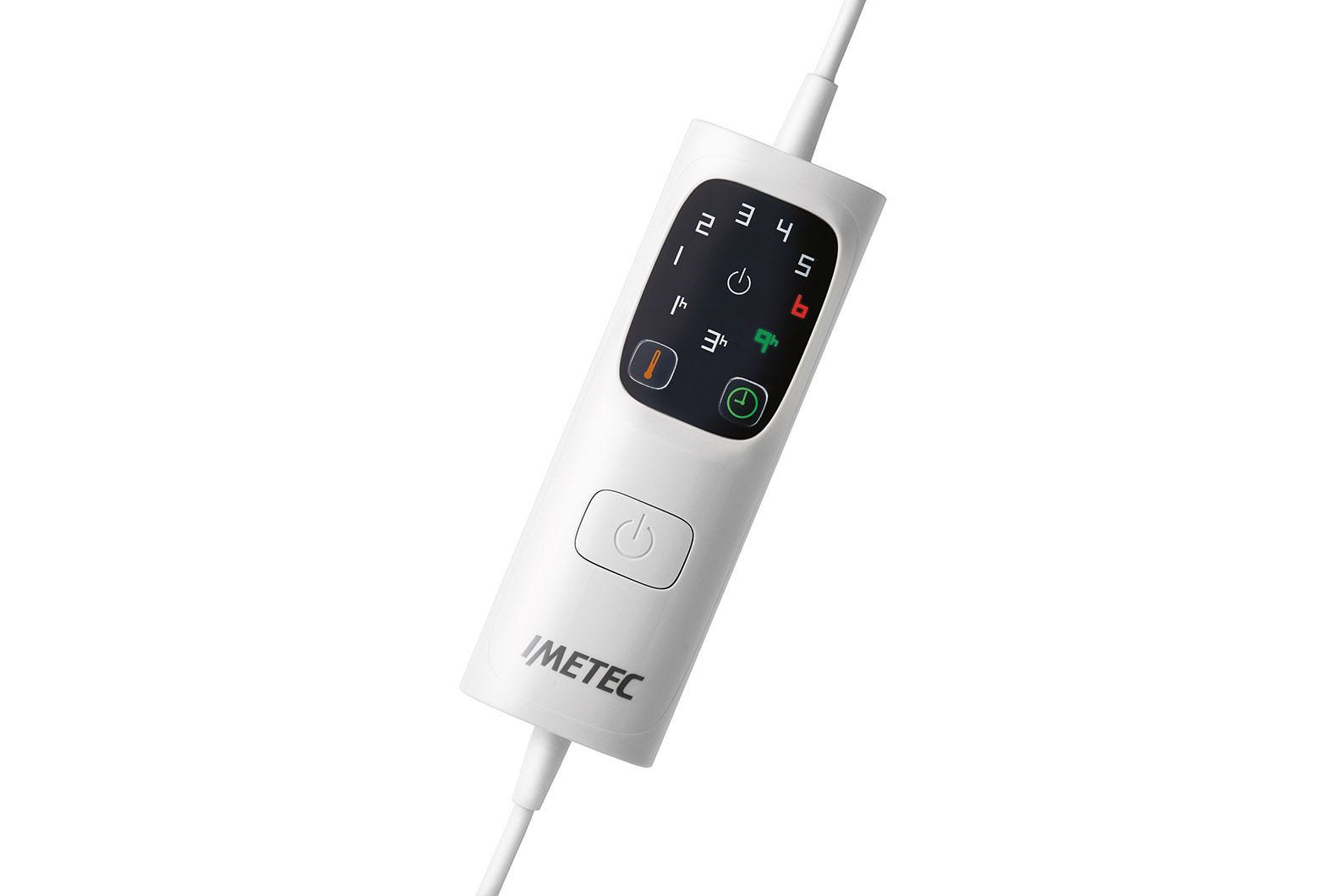 Un controlador IMETEC blanco con botones y una pantalla que muestra números y símbolos, conectado a un cable blanco.