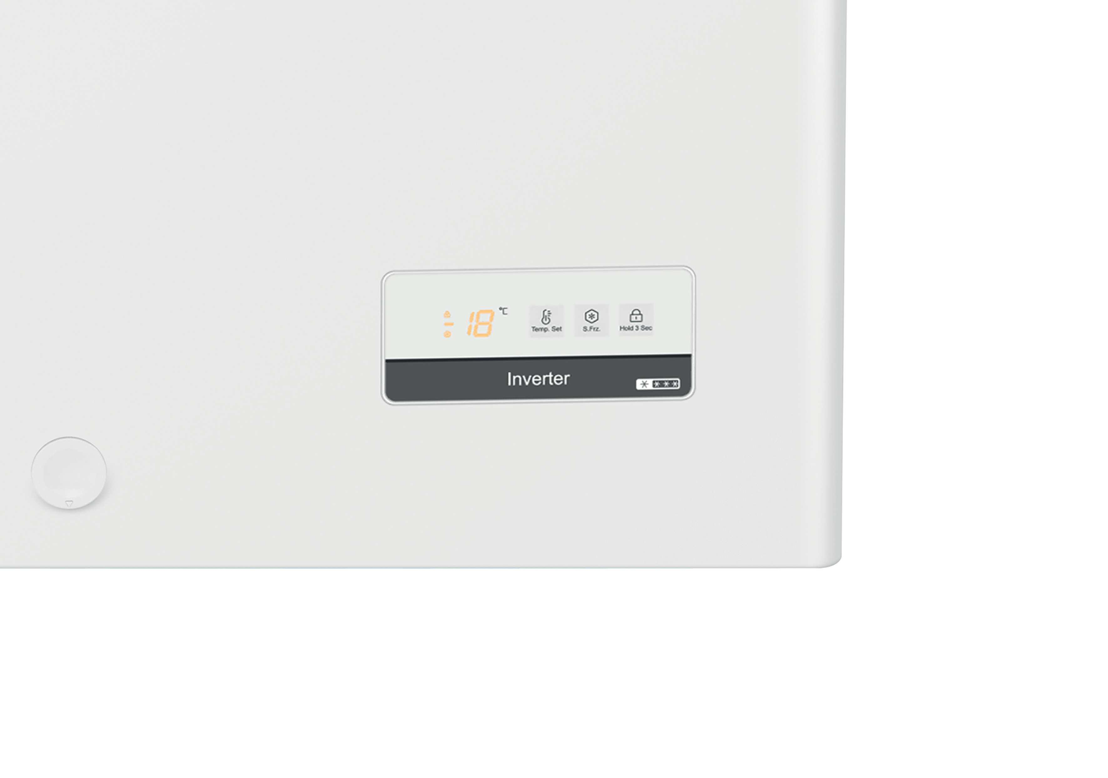 Weißer Gefrierschrank mit Digitalanzeige, die 18 Grad anzeigt. Bedienfeld mit Temperatureinstellungen und Schloss-Symbol.