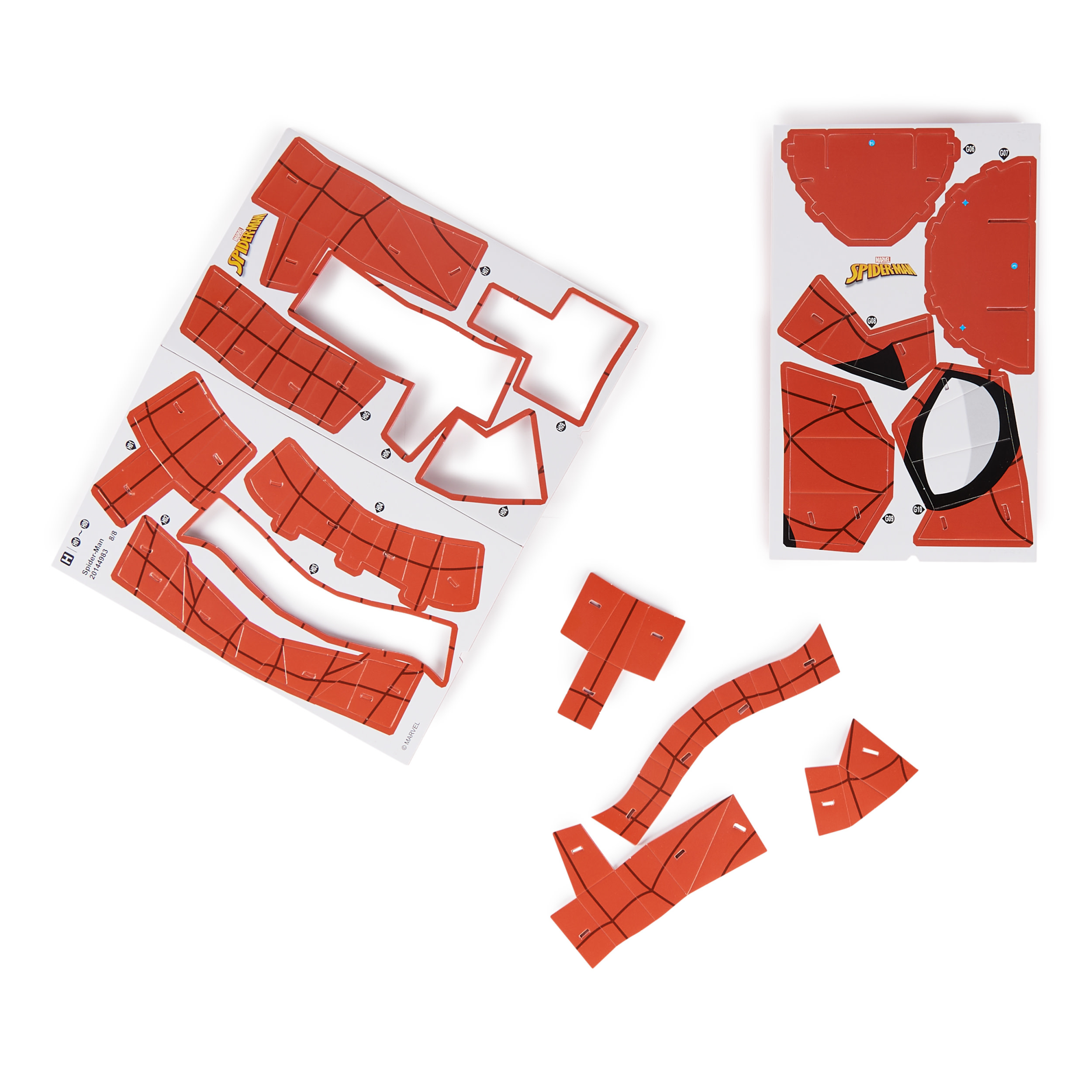 Elementy układanki 3D Spider-Man, czerwone z czarnymi liniami. Niektóre elementy są osobne. Tło białe.