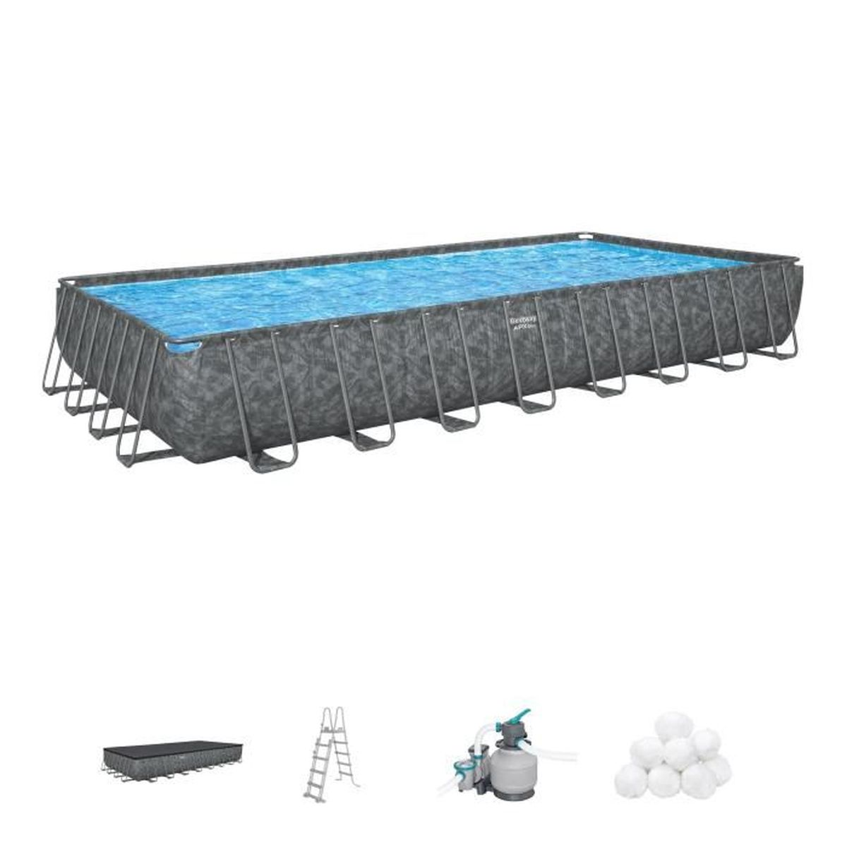 Piscina rettangolare fuori terra con acqua, accessori sotto: scala, filtro, copertura e palline pulizia. Telaio e rivestimento grigio.