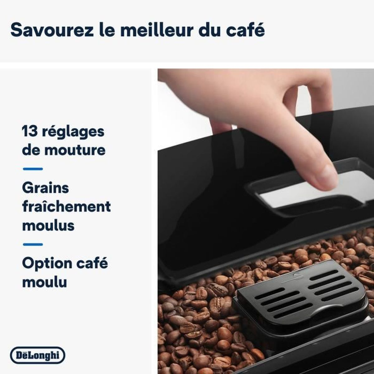 Una mano abre la tapa de una cafetera negra. Se ven granos de café y un molinillo negro. Texto en francés y el logotipo de Delonghi.
