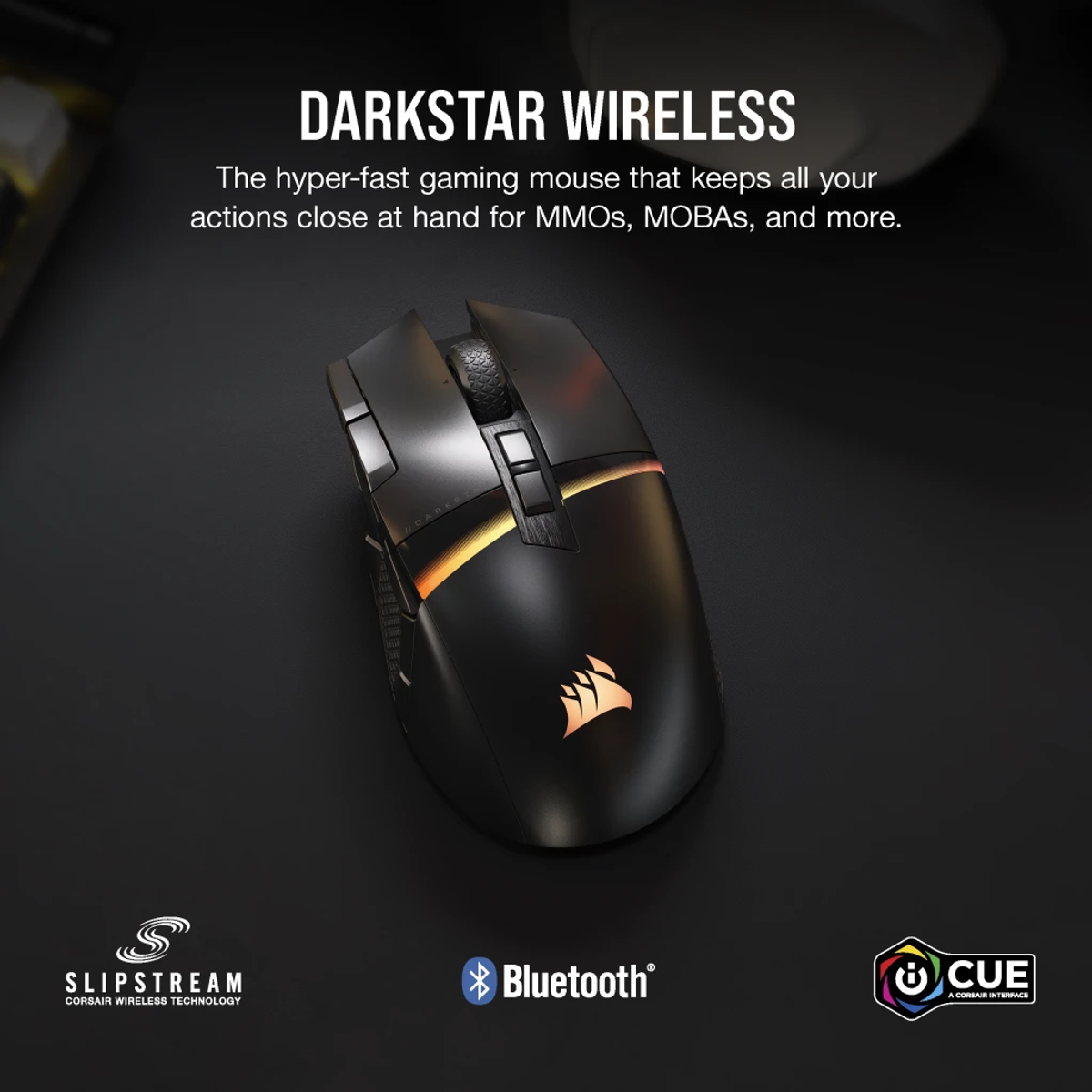 Czarna bezprzewodowa mysz do gier Corsair Darkstar. Posiada złote akcenty i logo. Widoczne są loga Bluetooth i Slipstream.