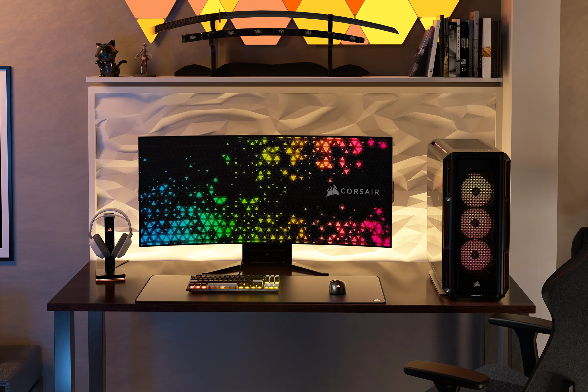 Konfiguracja do gier z zakrzywionym monitorem, klawiaturą, myszą, komputerem i słuchawkami. Zawiera półkę z dekoracjami i krzesło.