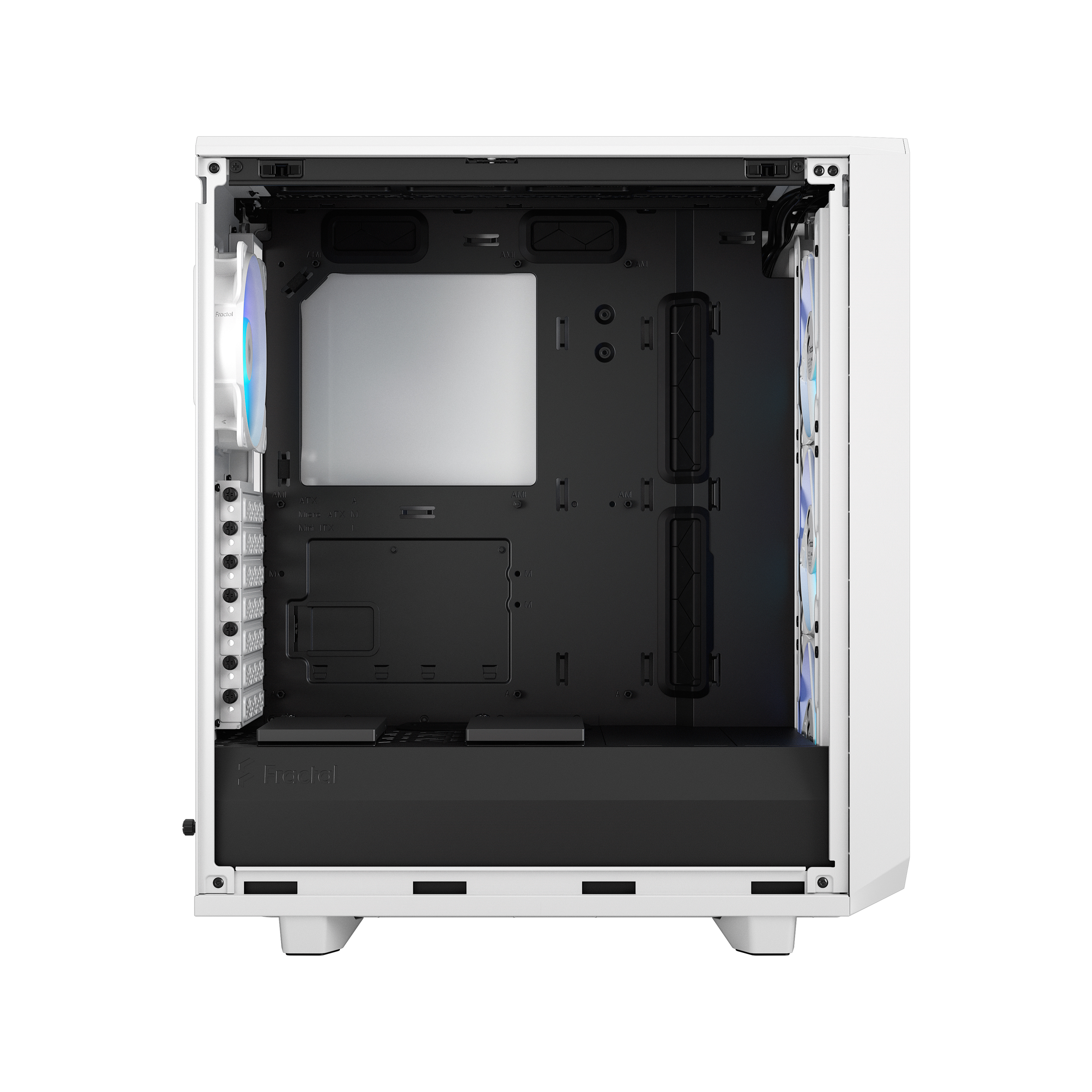 Een witte computerkast, open, met de interne componenten. Inclusief een ventilator met blauwe en witte lichten.