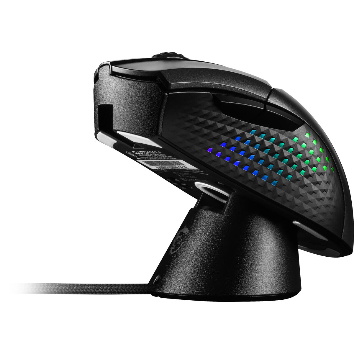 Czarna mysz do gier na podstawce. Ma światła RGB i pleciony kabel. Podstawka ma logo smoka.