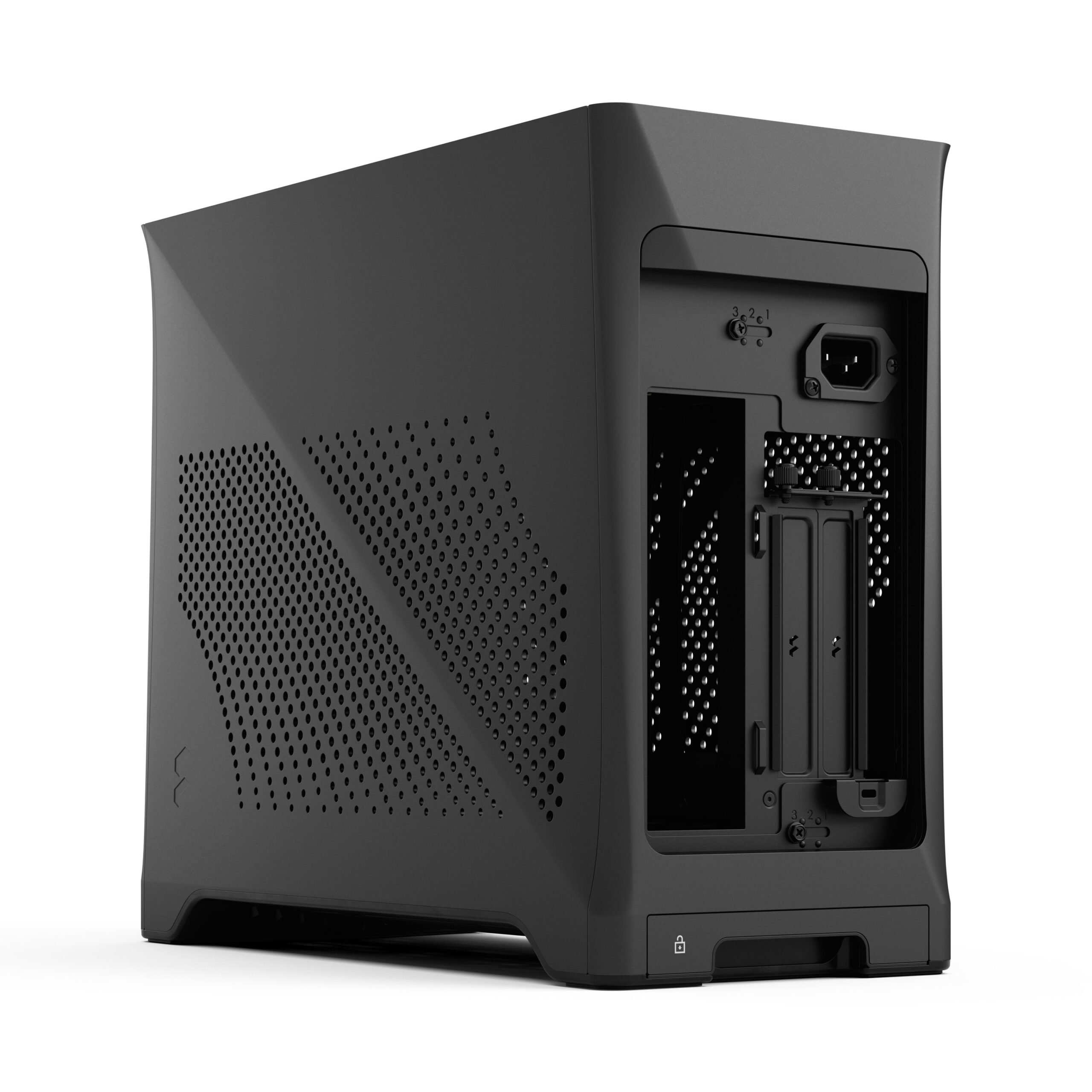 Case per computer nero su sfondo bianco, vista angolata. Pannello laterale perforato, retro aperto con alimentazione e slot per porte.