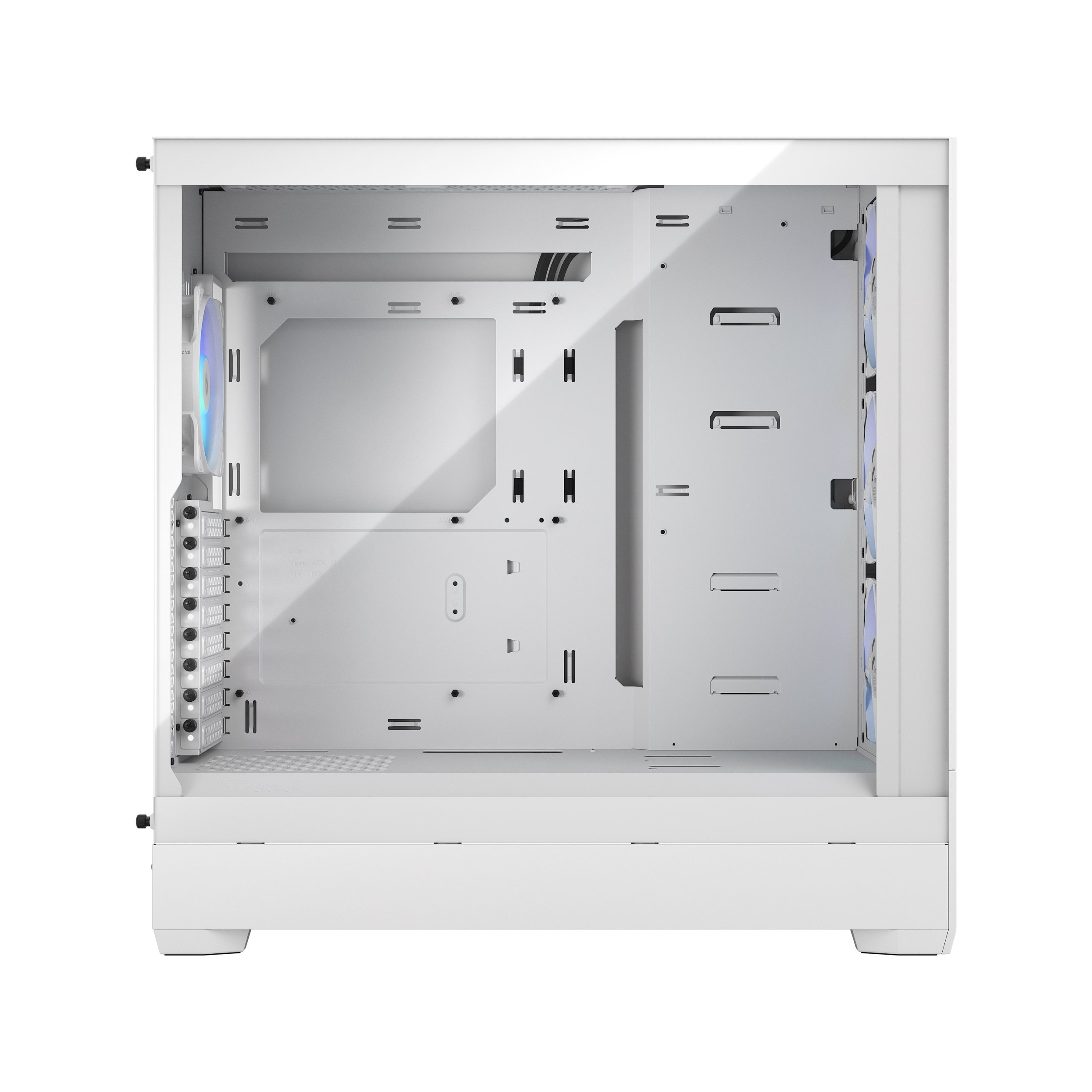 Un boîtier d'ordinateur blanc est présenté. Il comporte de nombreuses ouvertures et des espaces pour les composants. L'intérieur est visible, avec des ventilateurs éclairés.