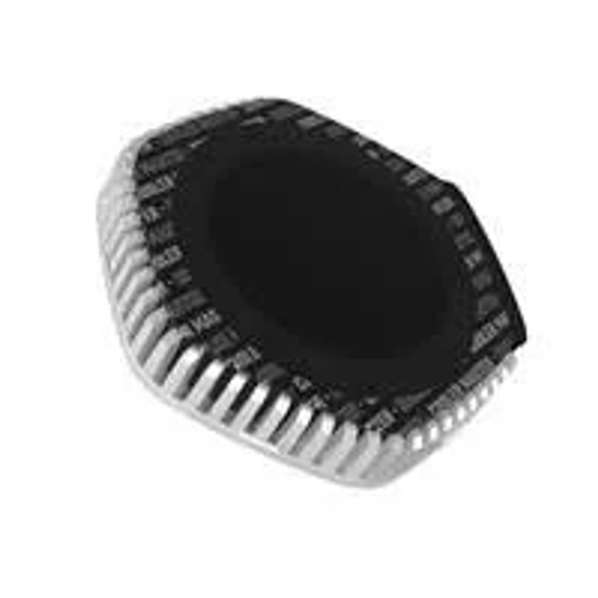 Ukośne, metalowe urządzenie z czarnym, owalnym środkiem. Urządzenie ma żebrowaną, srebrną krawędź i czarną, wzorzystą krawędź.