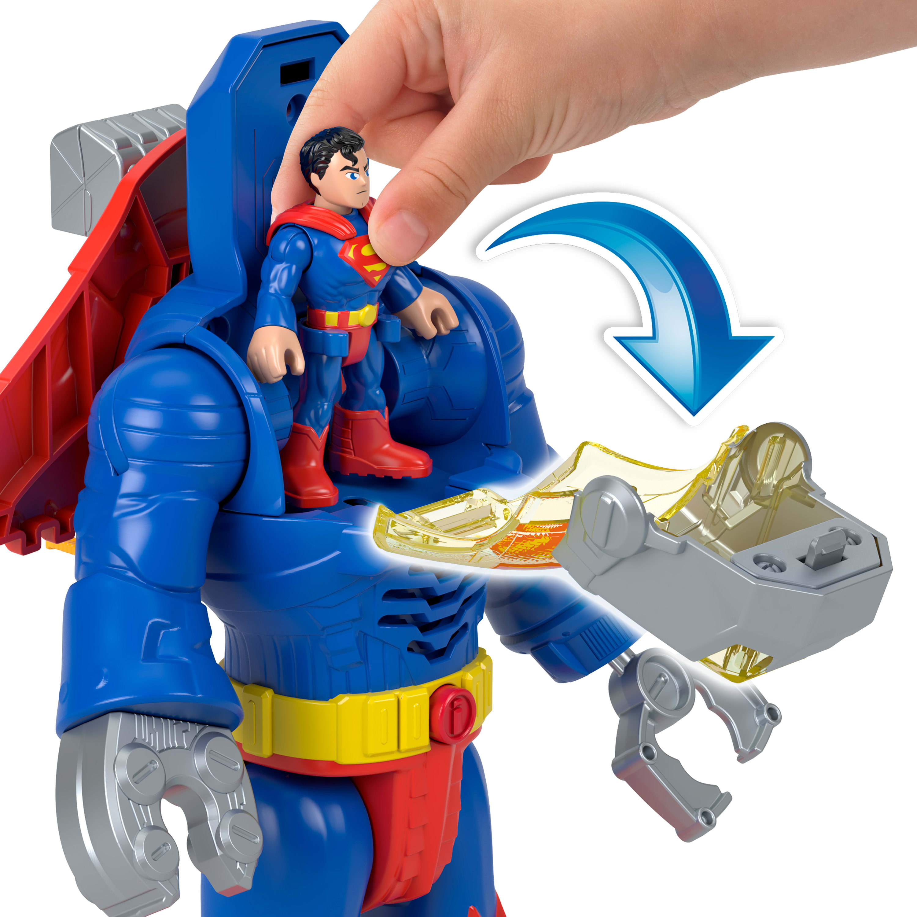 Una mano coloca una figura de Superman en un traje de robot azul y rojo. El traje tiene una garra desmontable.