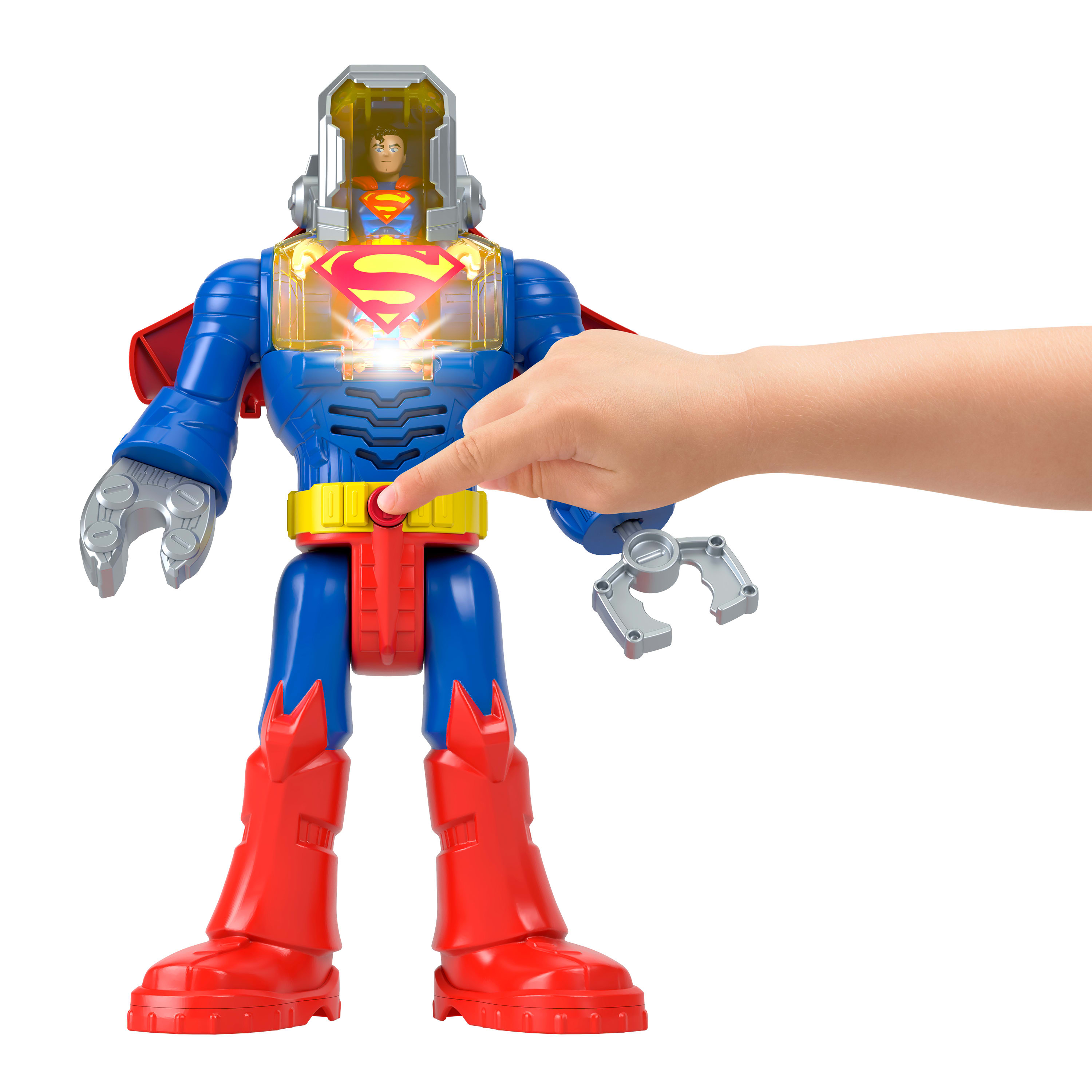 Un dedo infantil presiona un botón rojo en un juguete de Superman. El juguete es azul, rojo y amarillo, con una figura de Superman dentro.