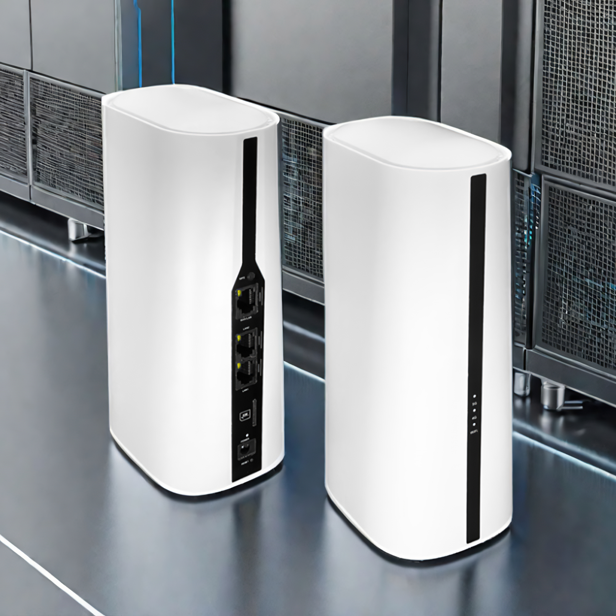 Zwei weiße Server mit schwarzen Streifen stehen auf einer metallischen Oberfläche. Der Hintergrund hat Server-Racks.