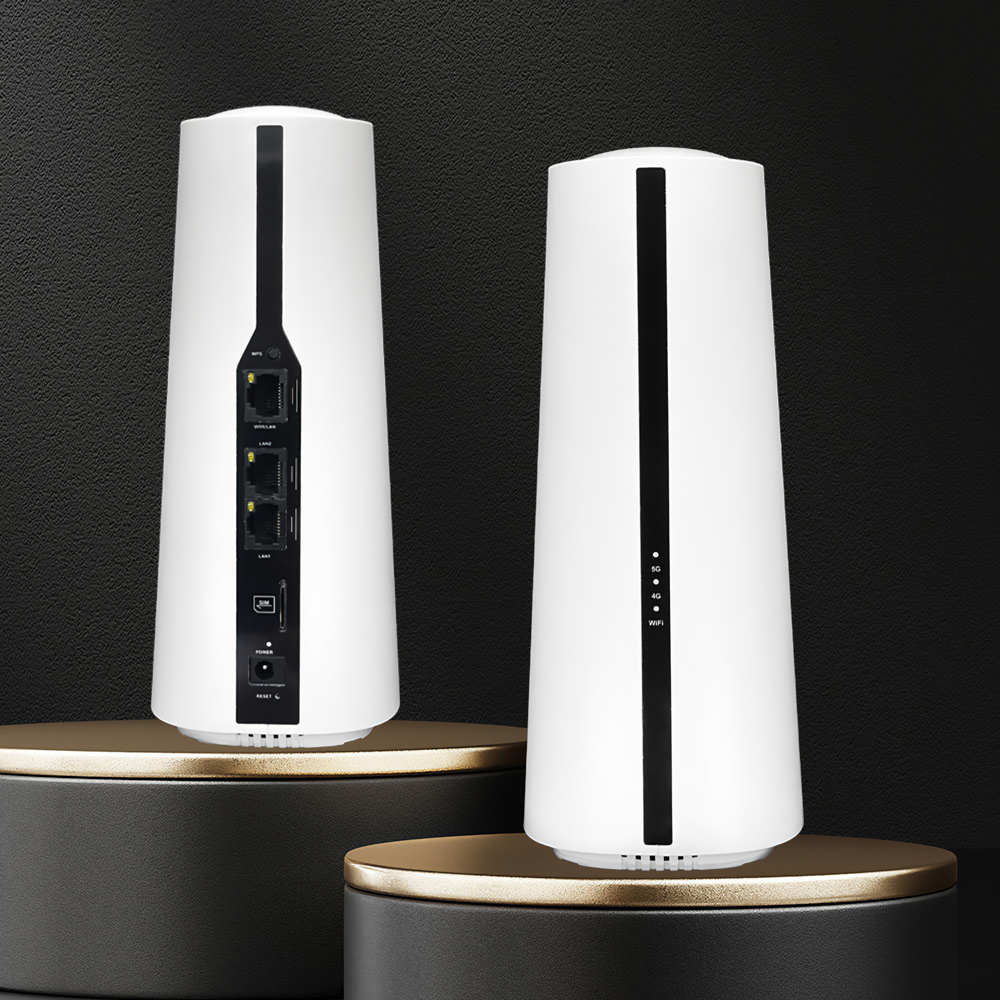 Zwei weiße Router mit schwarzen Akzenten stehen auf goldverzierten schwarzen Plattformen vor einem schwarzen Hintergrund.