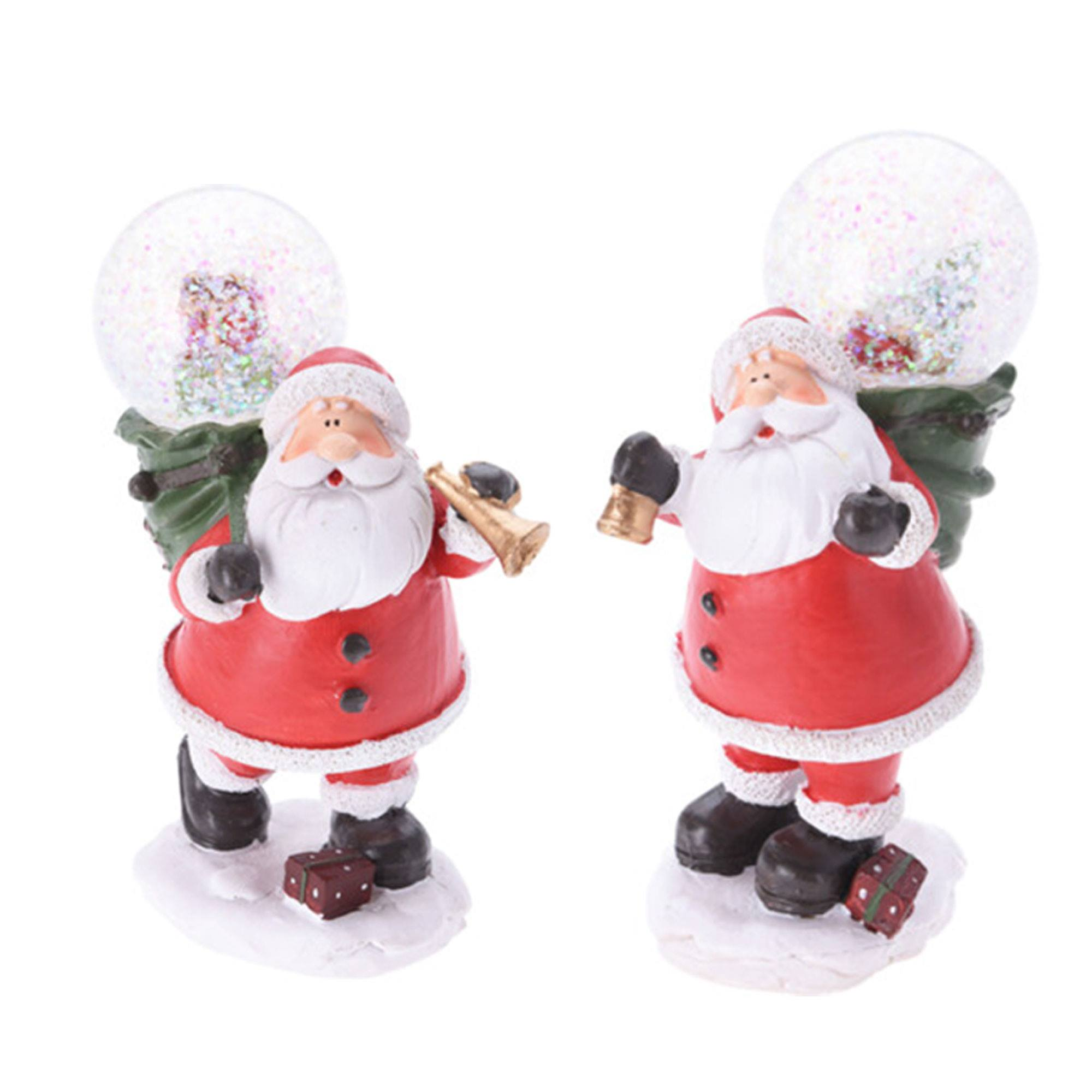 Dos figuras de Papá Noel con cabezas de globo de nieve. Uno sostiene una trompeta, el otro una campana. Ambos están sobre nieve y sostienen regalos.