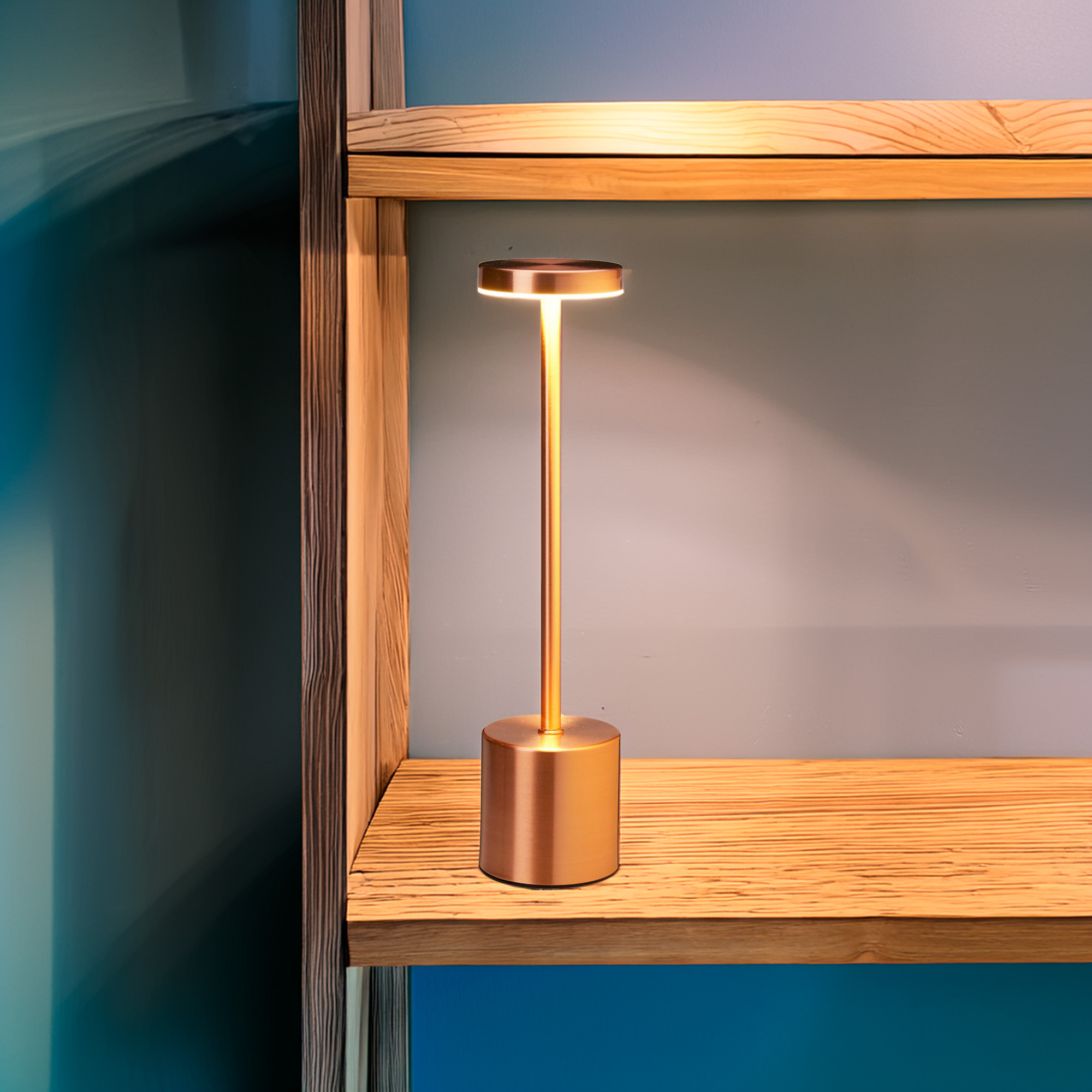Una lámpara moderna de bronce sobre una estantería de madera, con fondo azul. La lámpara está encendida.