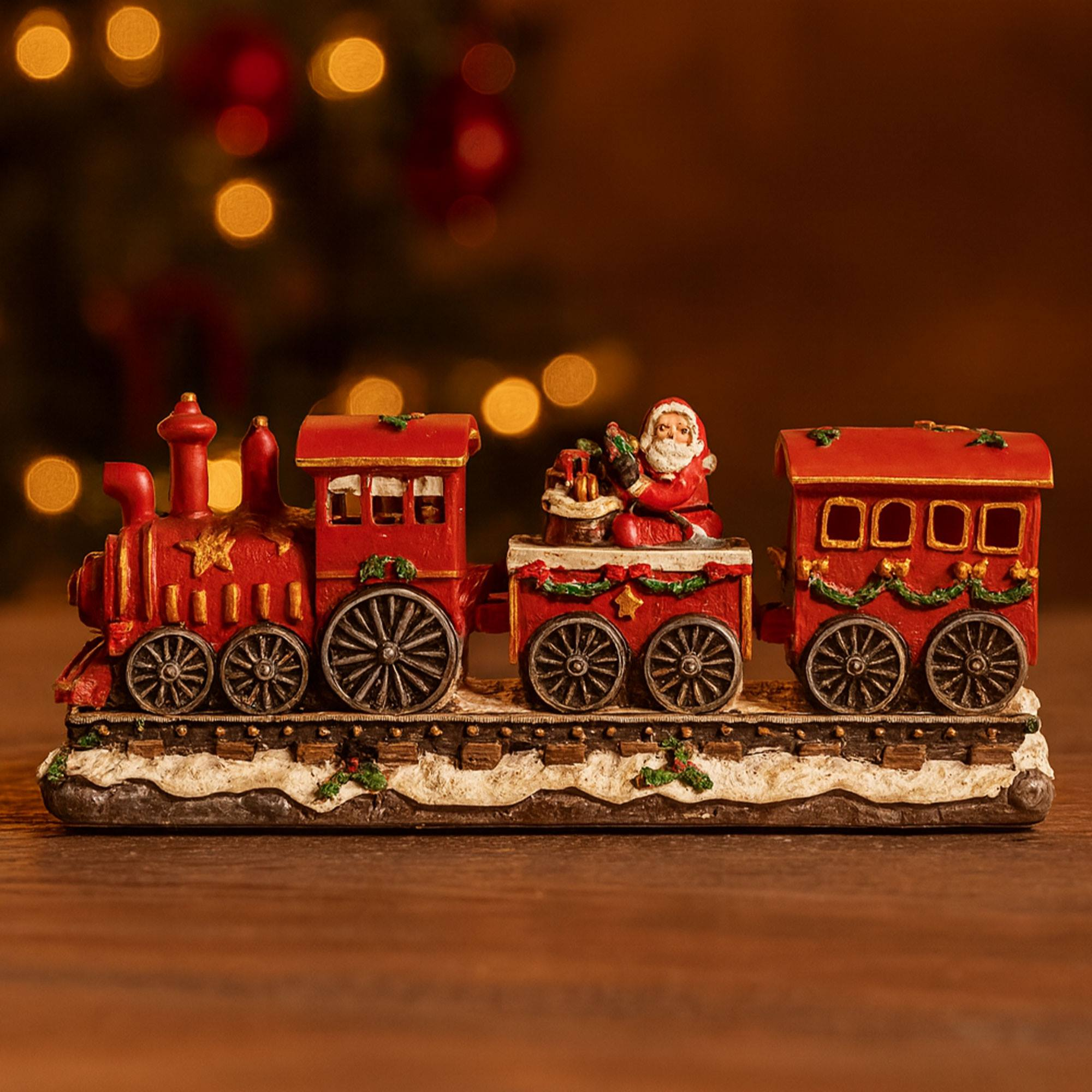 Un tren navideño rojo con Santa Claus está sobre una mesa de madera. El fondo tiene luces navideñas borrosas.