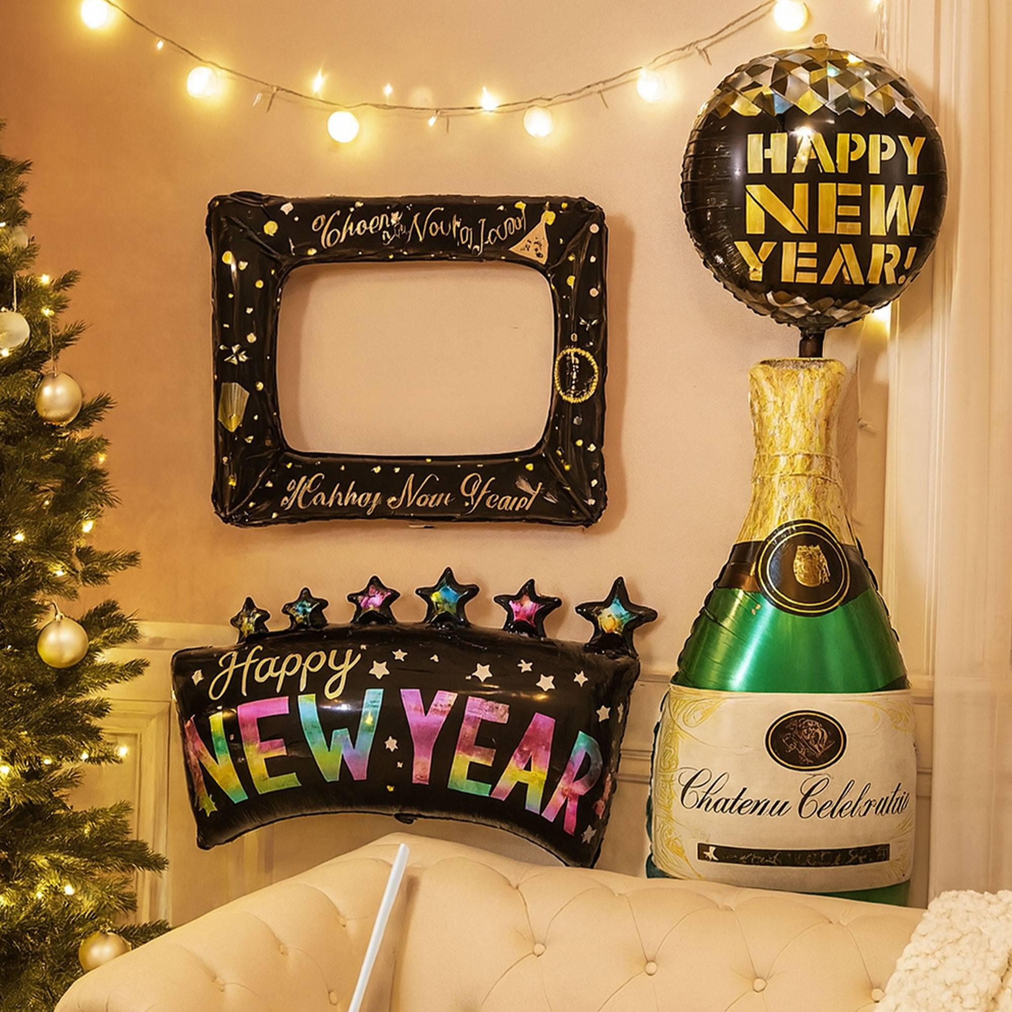 Decoraciones de Año Nuevo con globos, un marco y un árbol de Navidad. Globos dicen "Feliz Año Nuevo". Luces y un sofá son visibles.