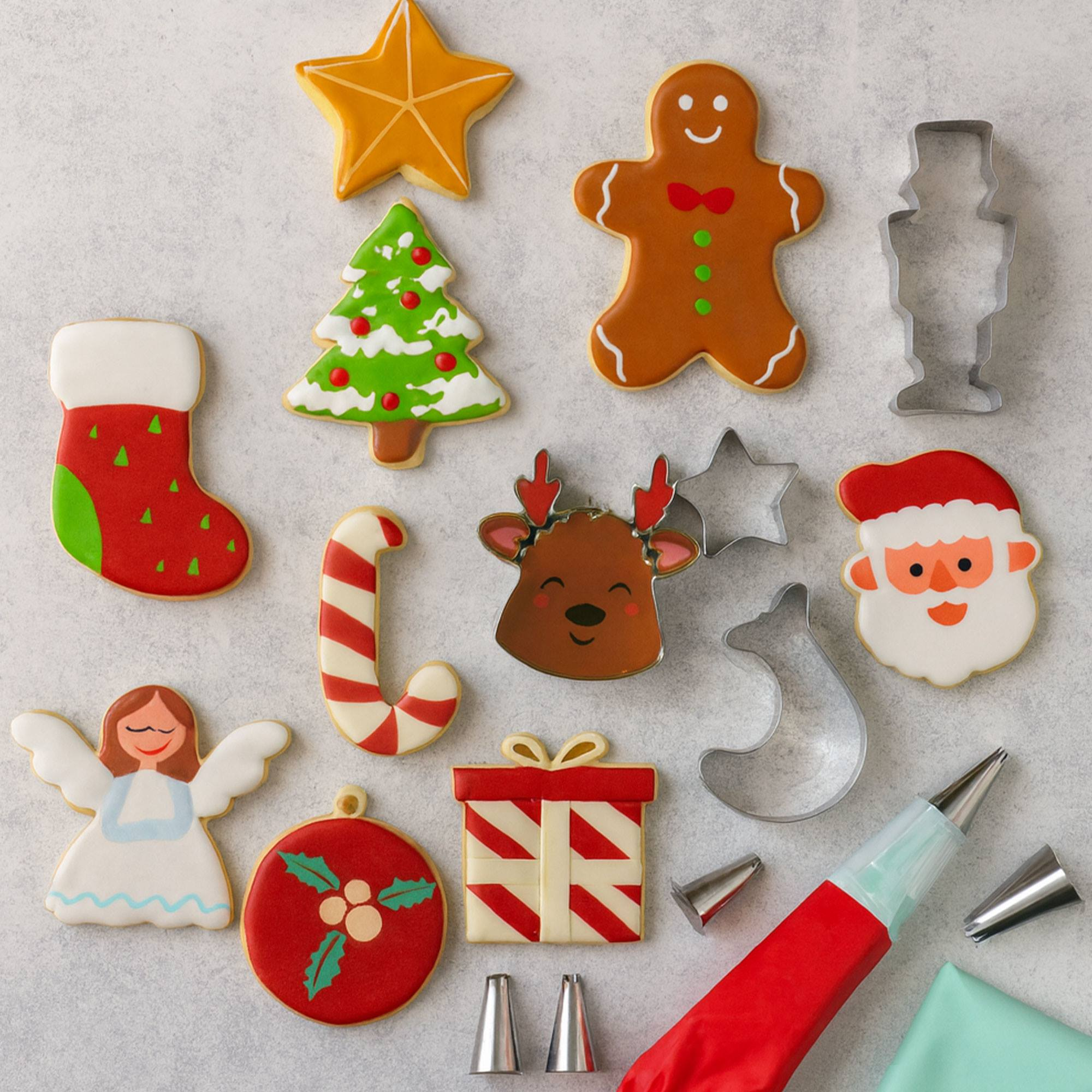 Galletas y cortadores navideños: estrella, árbol, hombre de jengibre, Papá Noel, ángel, regalo, adorno, bastón de caramelo, reno.