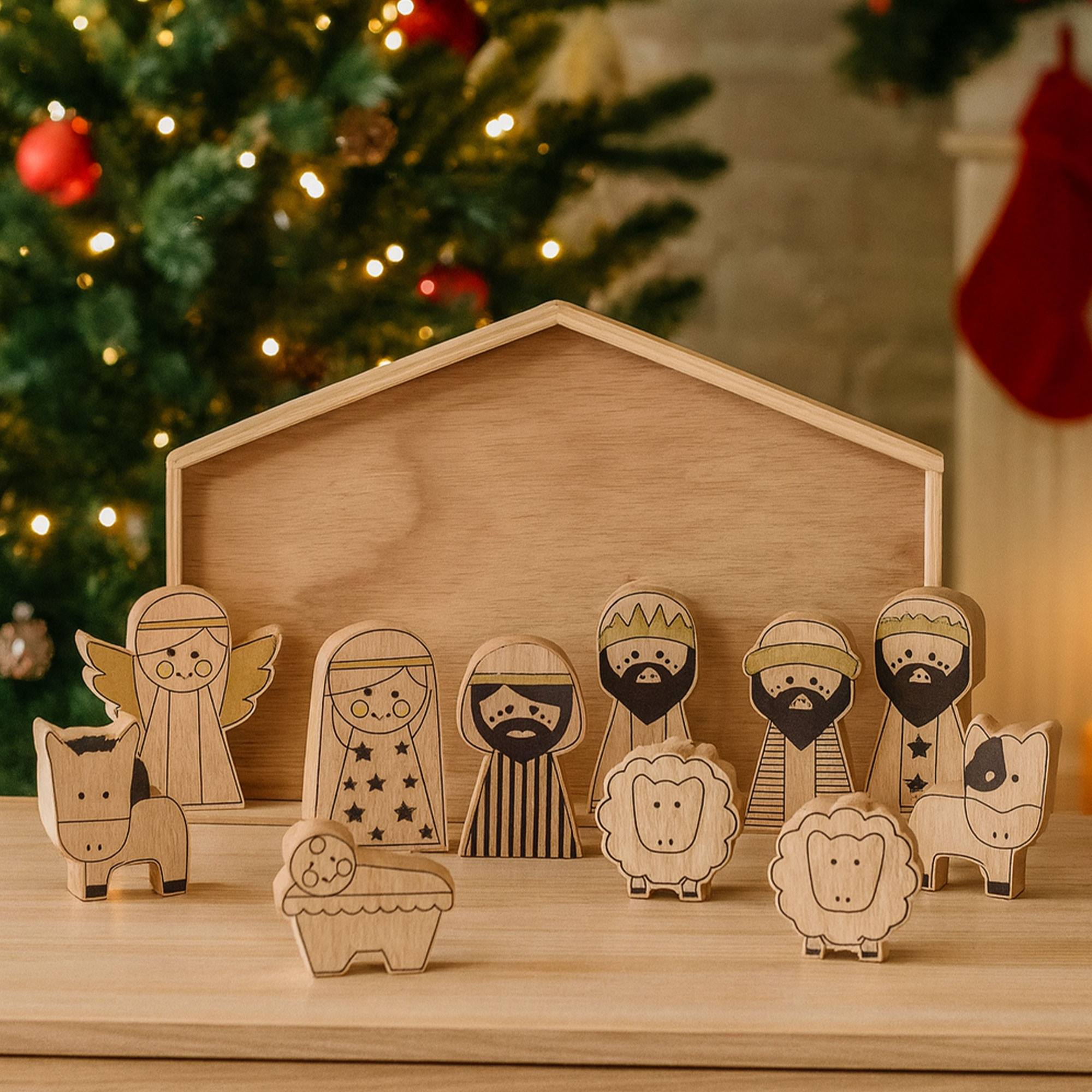 Escena de natividad de madera con figuras y un establo. Árbol de Navidad y decoraciones en el fondo.
