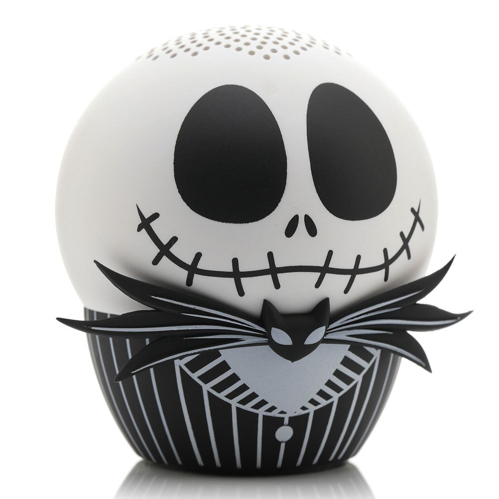 Bir Jack Skellington figürü. Kafa, siyah yüz özelliklerine sahip beyazdır. Vücut siyah beyaz çizgili. Yarasa şeklinde bir papyon mevcut.