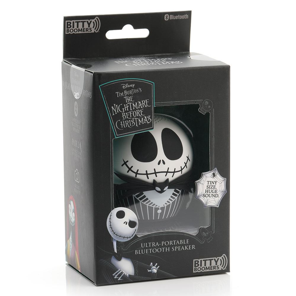 İçinde Jack Skellington hoparlörü olan siyah bir kutu. Kutuda 'The Nightmare Before Christmas' markası ve 'Bitty Boomers' logosu var.
