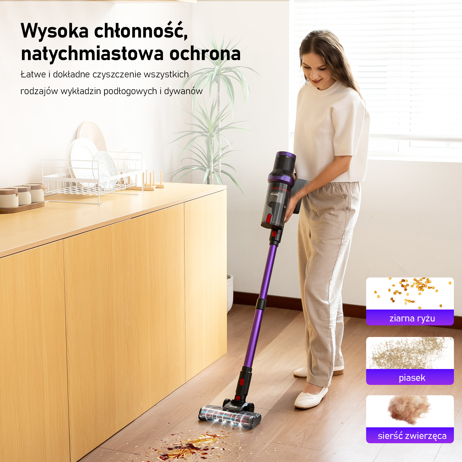 Kobieta używa fioletowego odkurzacza na drewnianej podłodze. Na podłodze jest płyn i zanieczyszczenia. Tekst wskazuje, że odkurzacz czyści ryż, piasek i sierść.