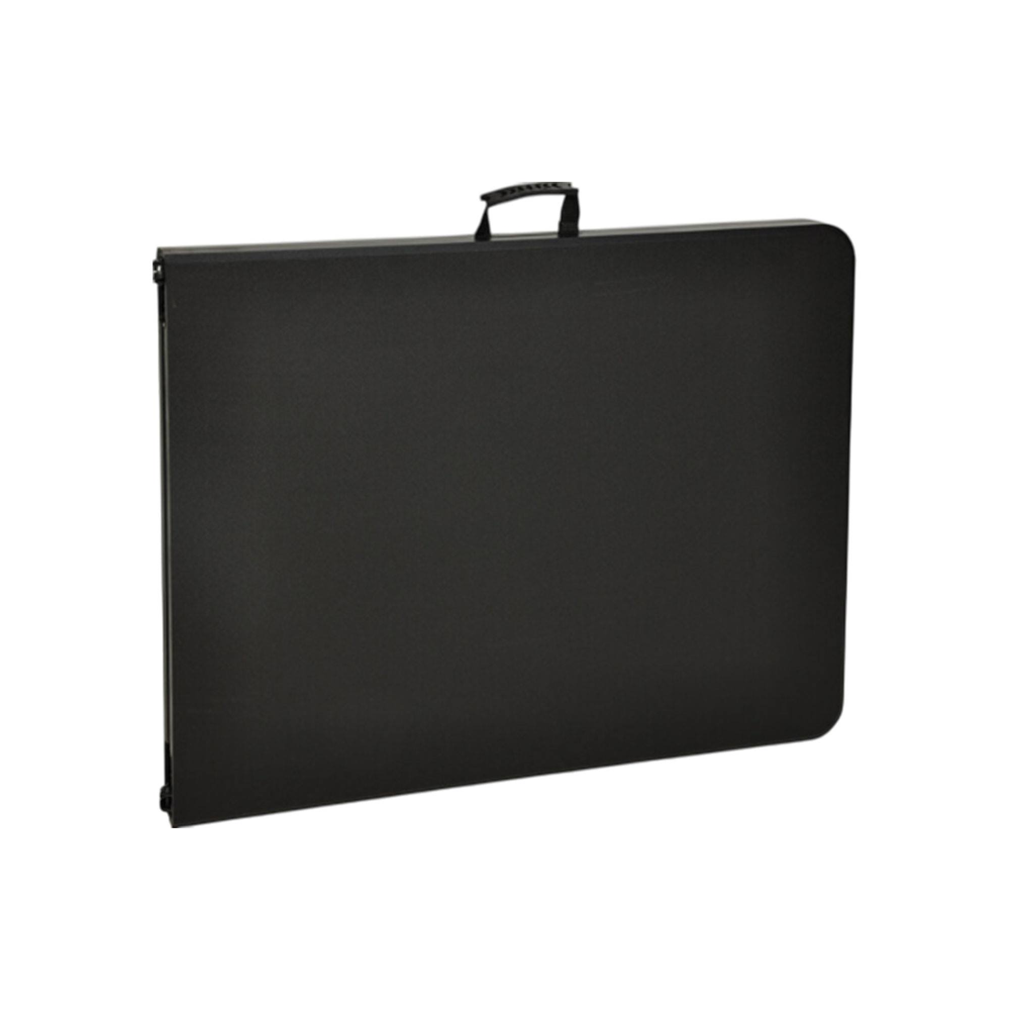 Una mesa plegable negra y cerrada con asa. La mesa es rectangular con esquinas redondeadas.