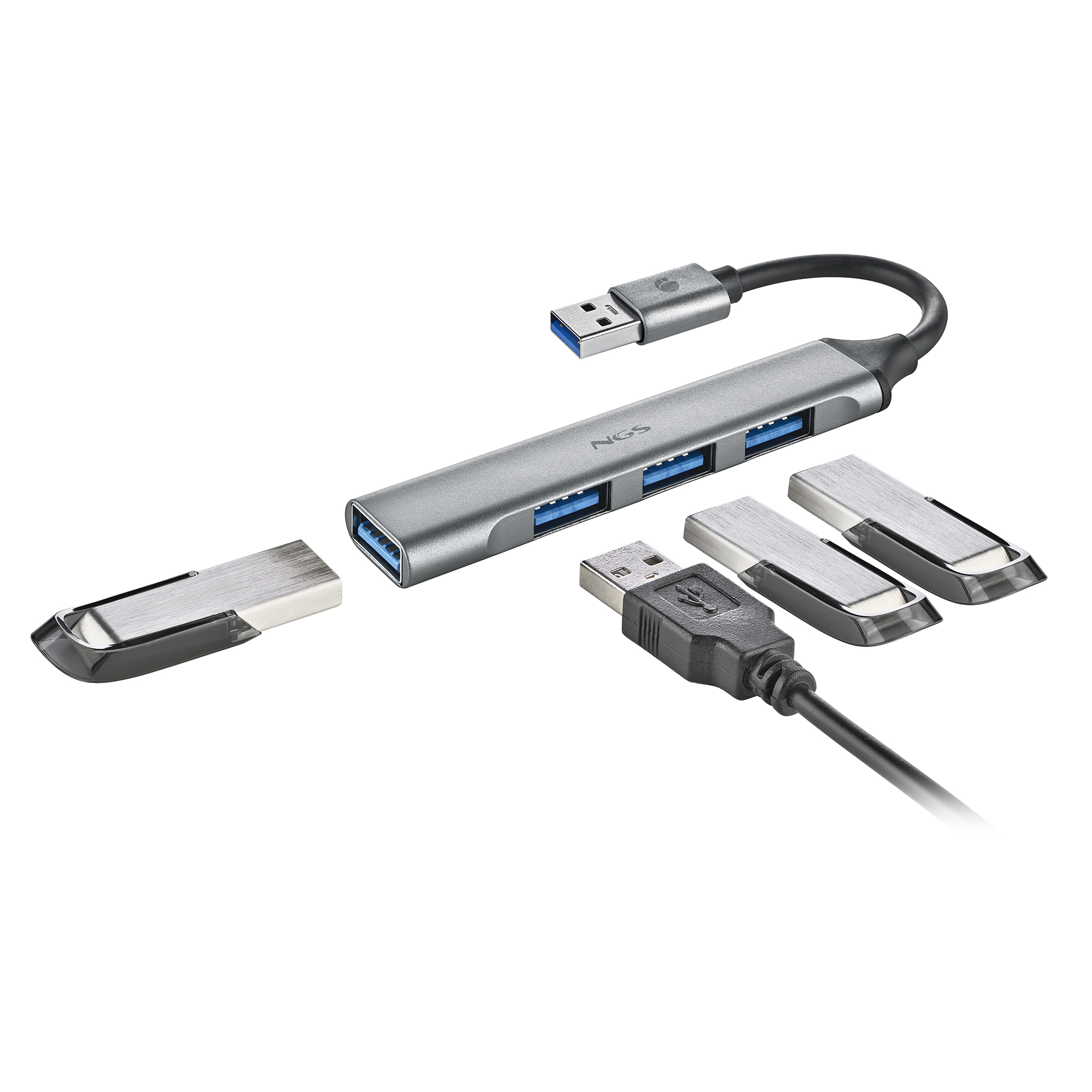 Ein silberner USB-Hub mit vier Anschlüssen, ein angeschlossenes USB-Kabel und drei USB-Flash-Laufwerke. Ein schwarzes USB-Kabel ist ebenfalls sichtbar.