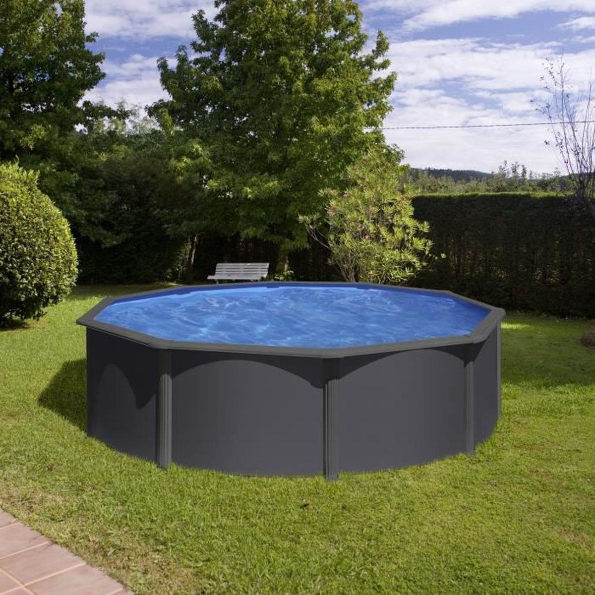 Ein oberirdischer Pool mit blauem Wasser steht auf einem Rasen. Bäume und eine Bank befinden sich im Hintergrund unter blauem Himmel.