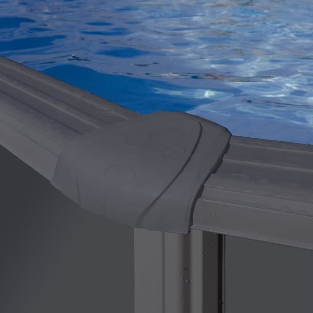 Nahaufnahme eines dunkelgrauen Rahmens und einer Ecke eines Pools, mit dem blauen Wasser des Pools im Hintergrund.