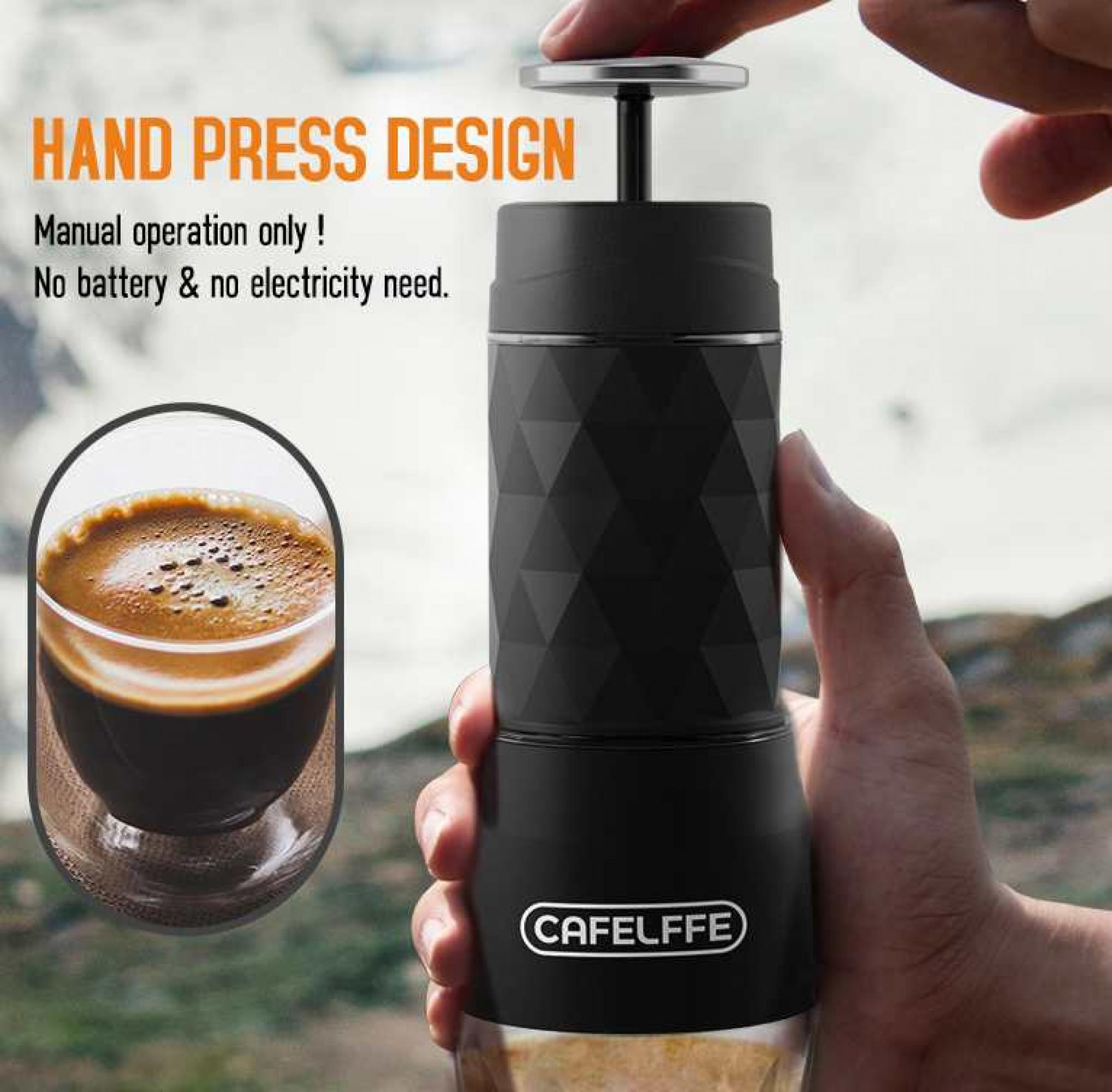 Eine Hand drückt auf einen schwarzen, manuellen Espressomacher. Links steht eine Tasse Kaffee.