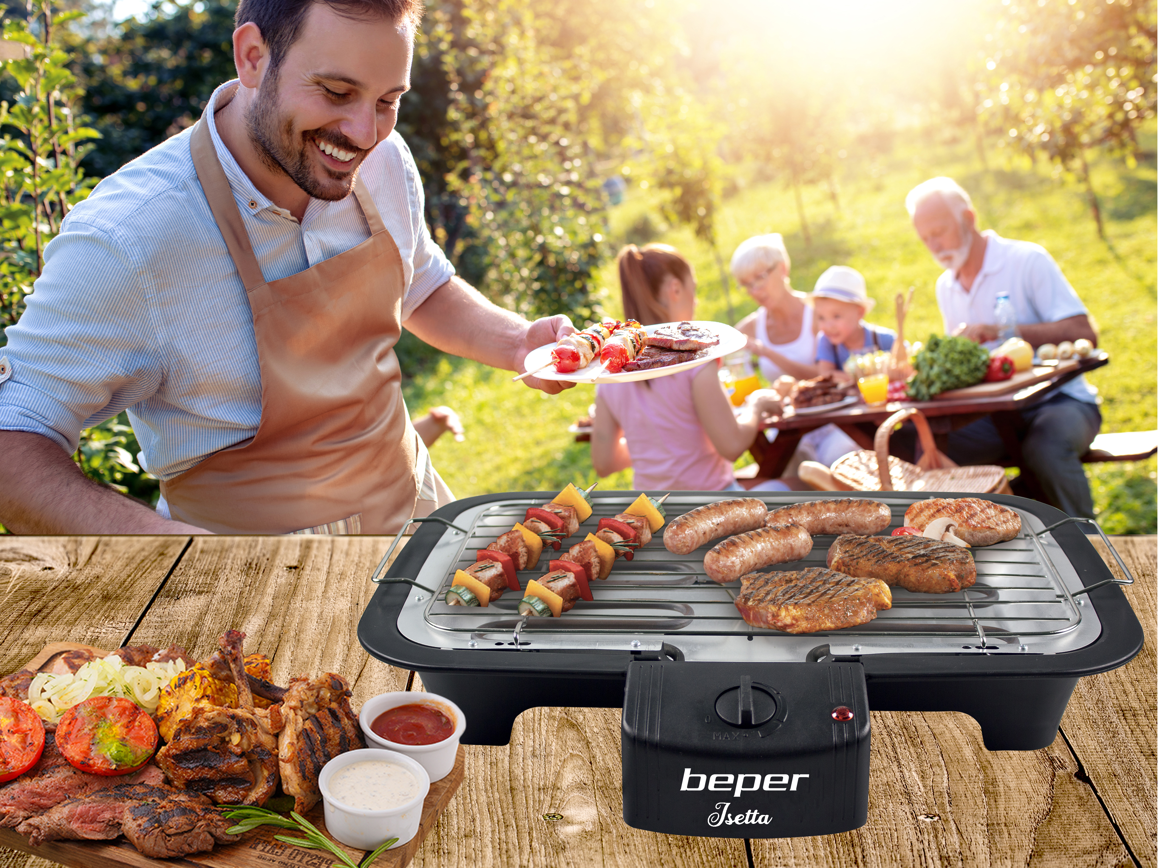 Mężczyzna uśmiecha się, trzymając jedzenie. Grill z mięsem, kiełbasami i szaszłykami. Rodzina w tle, na zewnątrz ze słońcem.