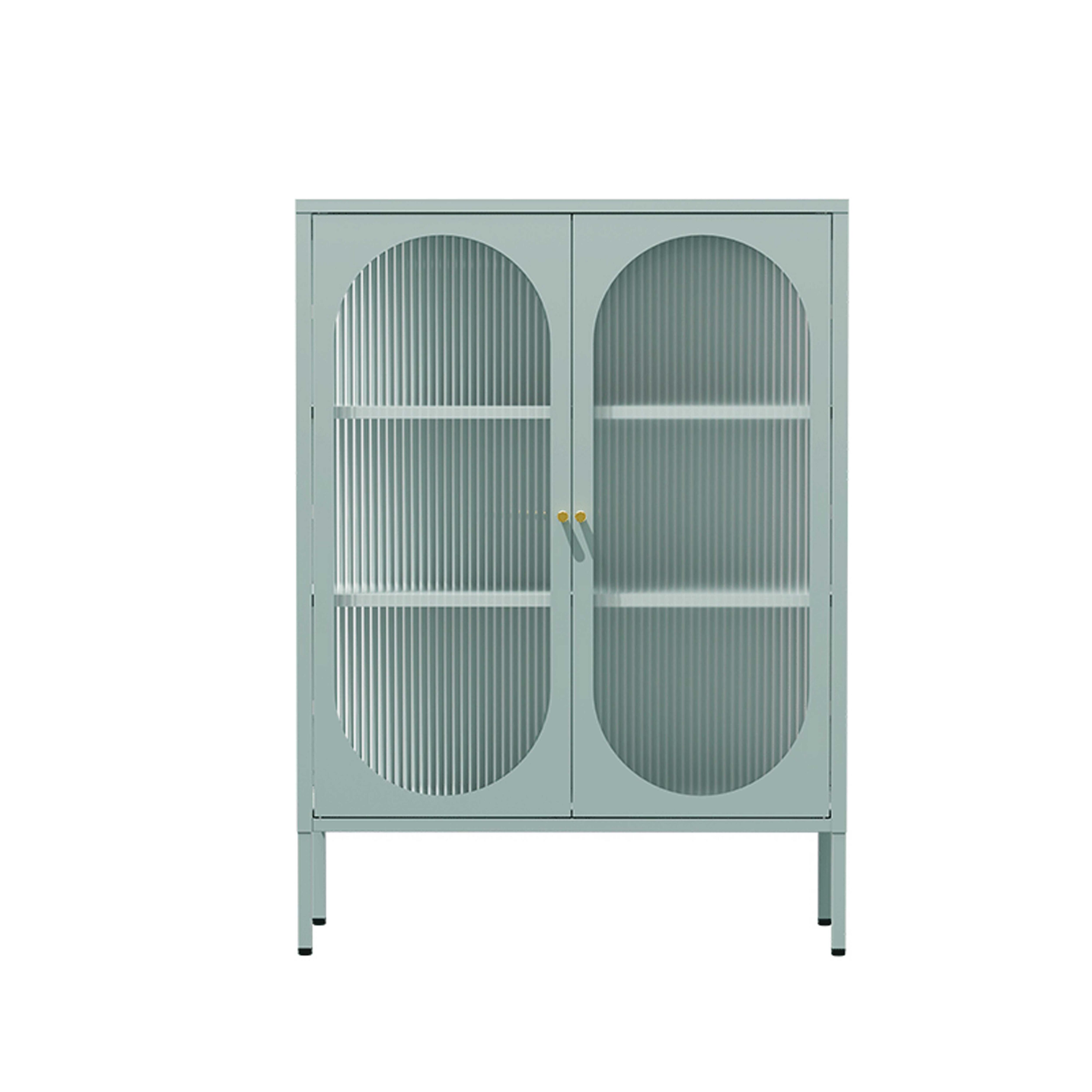 Ein hellgrüner Schrank mit zwei Türen und Glasscheiben. Er hat vertikale Linien und goldene Griffe. Der Hintergrund ist weiß.